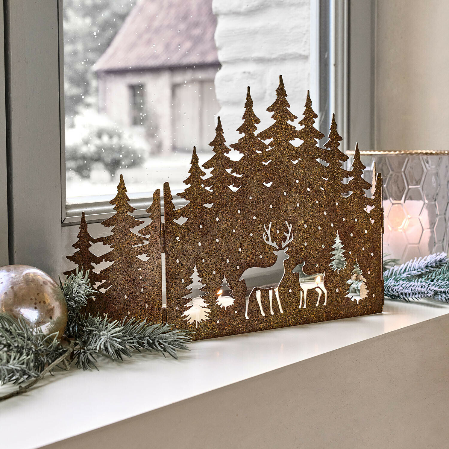 Deko-Shutter Solenda Weihnachtsdeko aus rostigem Metall mit Hirsch- und Tannenmotiv auf Fensterbank