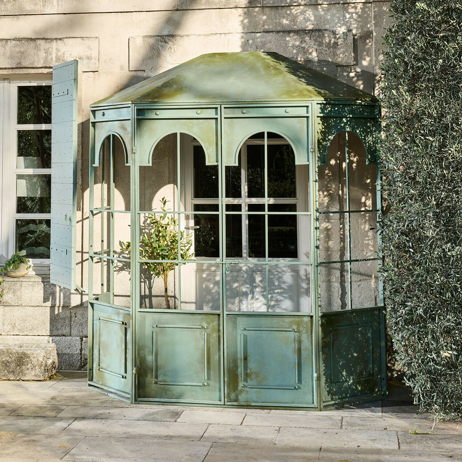 Grüne Metall-Gartenlaube mit verglasten Paneelen und Dach, ideal für den Außenbereich