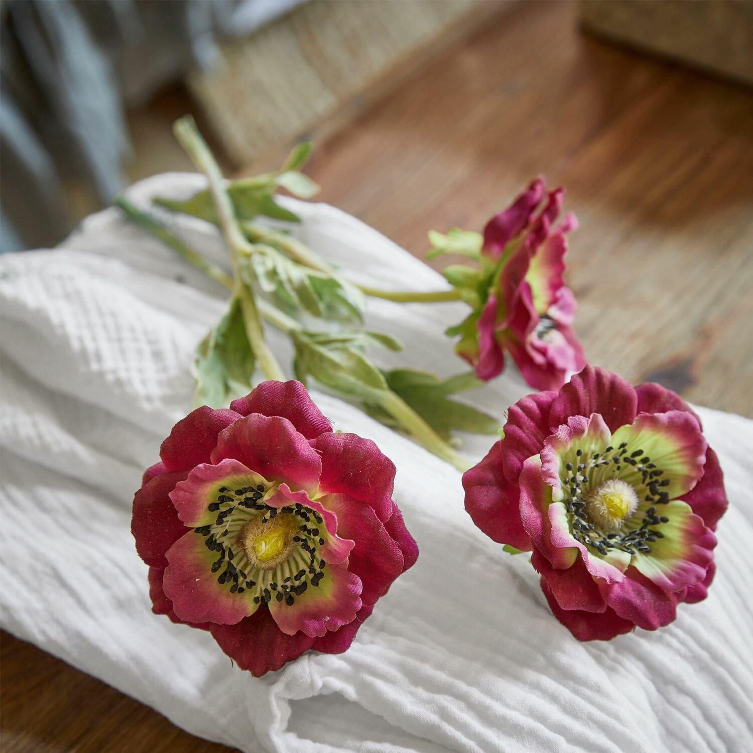Deko-Blume 3er Set Inara Künstliche Mohnblumen in Bordeaux mit grünem Zentrum auf weißem Stoff, Dekoration für Innenräume