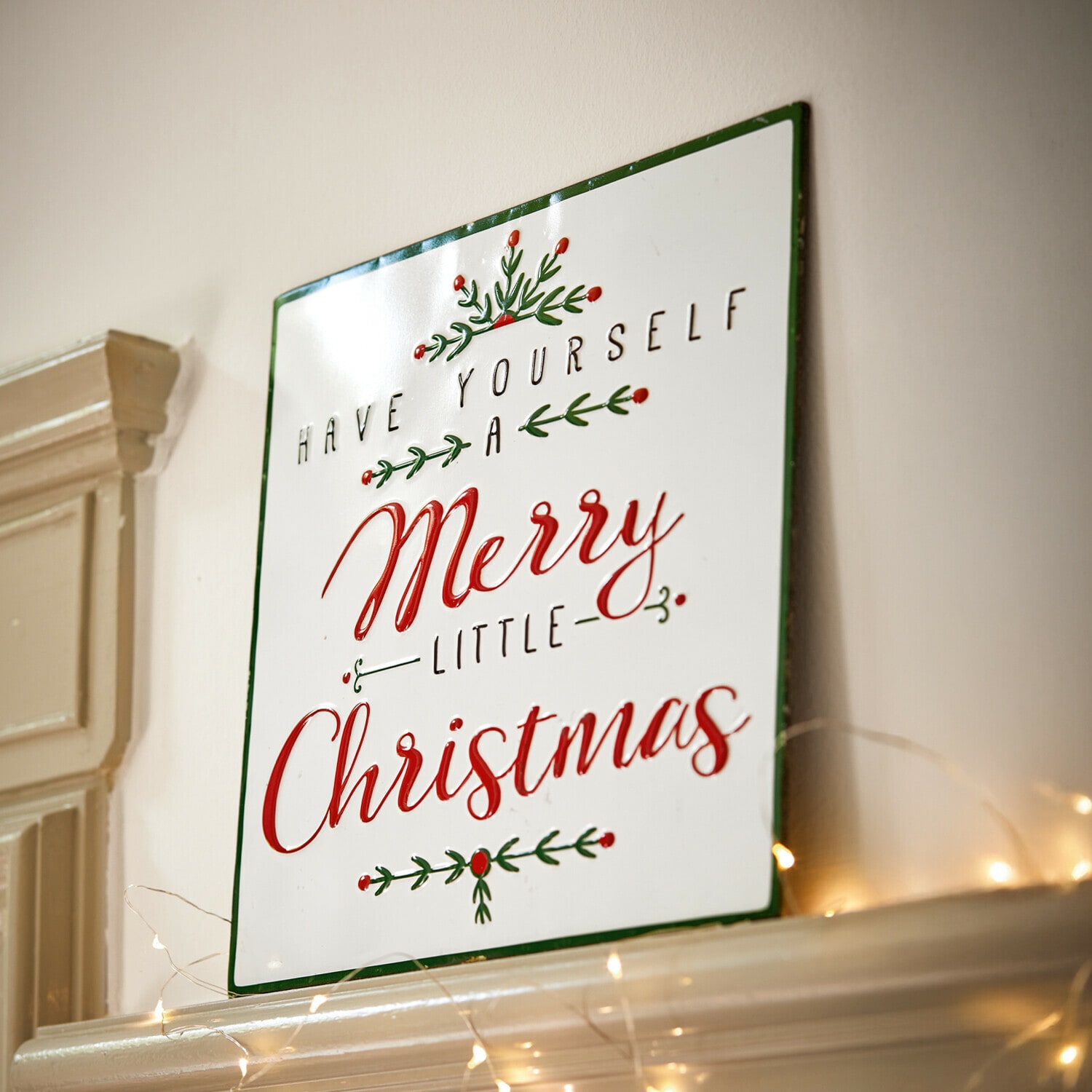 Metall-Wanddekoration mit rotem und grünem Merry Christmas Schriftzug auf weißem Hintergrund, Weihnachtsdeko