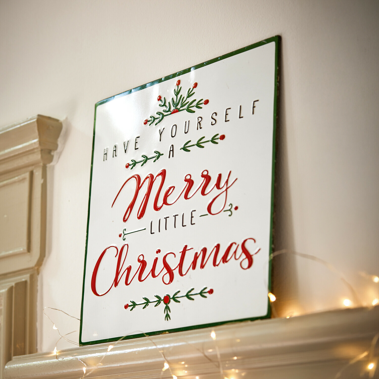 Deko-Schild Merry Merry Metall-Wanddekoration mit rotem und grünem Merry Christmas Schriftzug auf weißem Hintergrund, Weihnachtsdeko