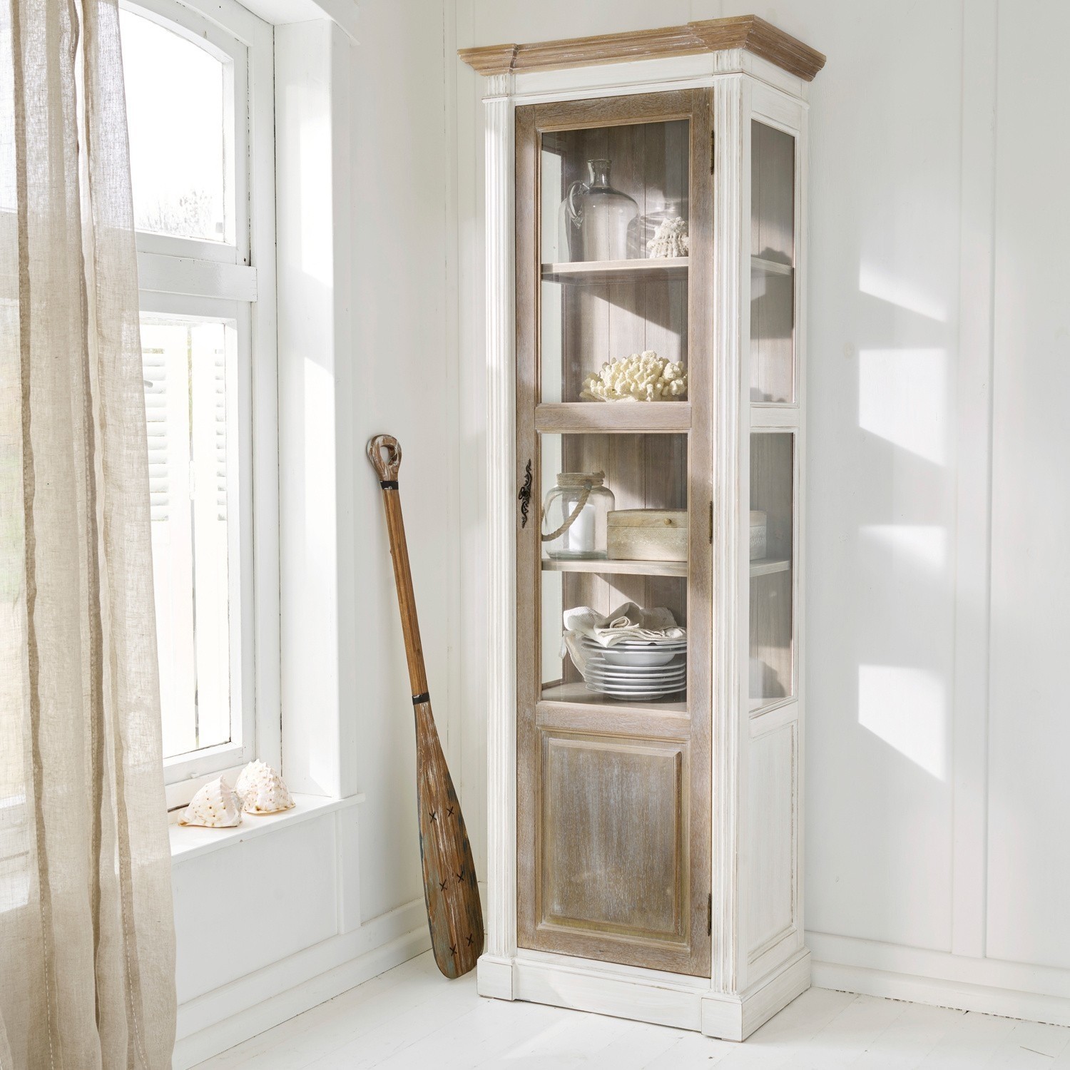 Schrank Coverton Vintage Holzvitrine mit Glastür und natürlicher Oberfläche, ideal für Wohnzimmer und Deko