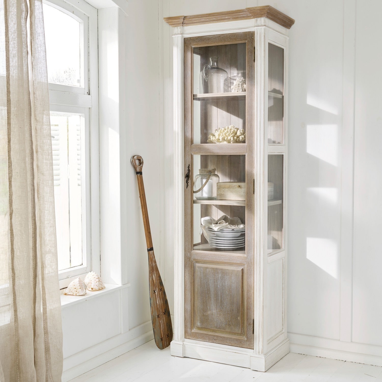 Schrank Coverton Vintage Holzvitrine mit Glastür und natürlicher Oberfläche, ideal für Wohnzimmer und Deko