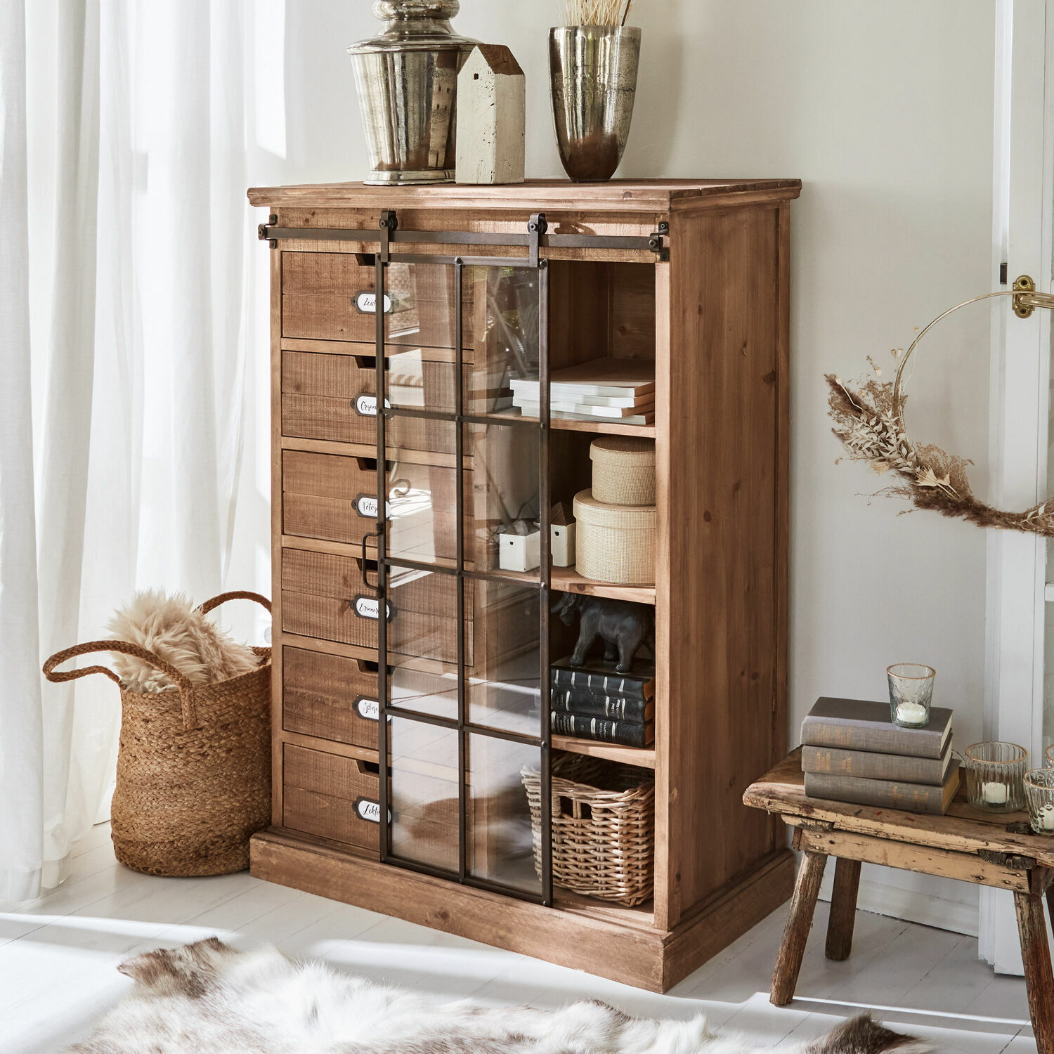 Kommode Finegand Holzkommode mit Schubladen und Glastür in natürlicher Farbe für stilvolle Aufbewahrung im Wohnzimmer