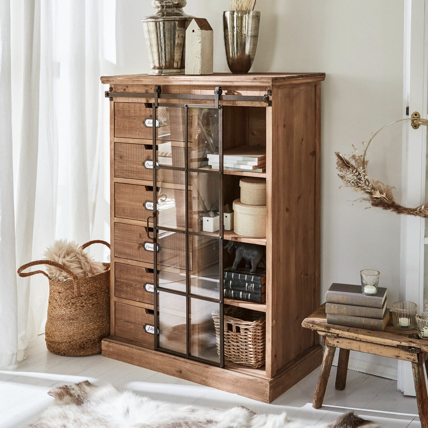 Kommode Finegand Holzkommode mit Schubladen und Glastür in natürlicher Farbe für stilvolle Aufbewahrung im Wohnzimmer