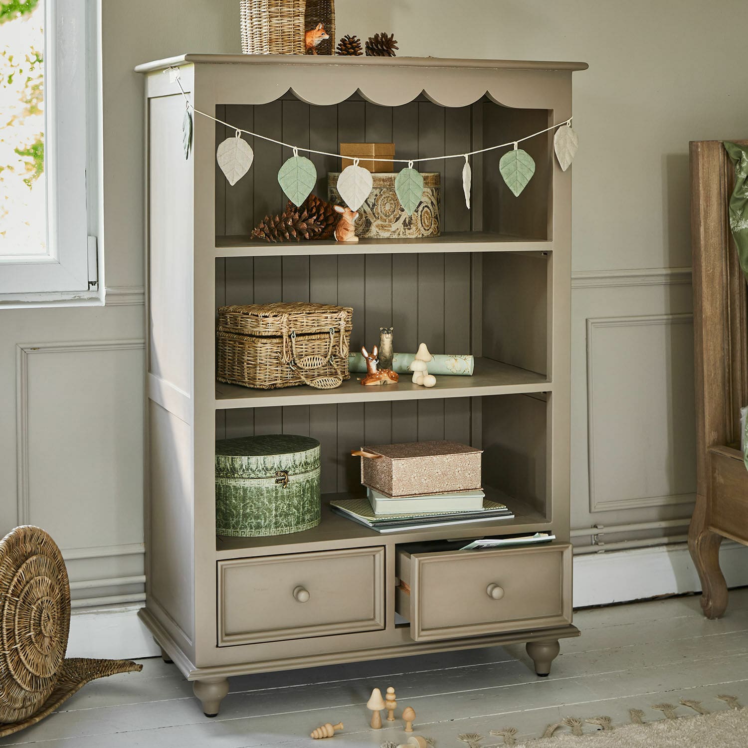 Regal Sorvanne Beige lackierter Holzschrank mit Regalen und Schubladen, dekoriert mit Naturdekorationen und Körben