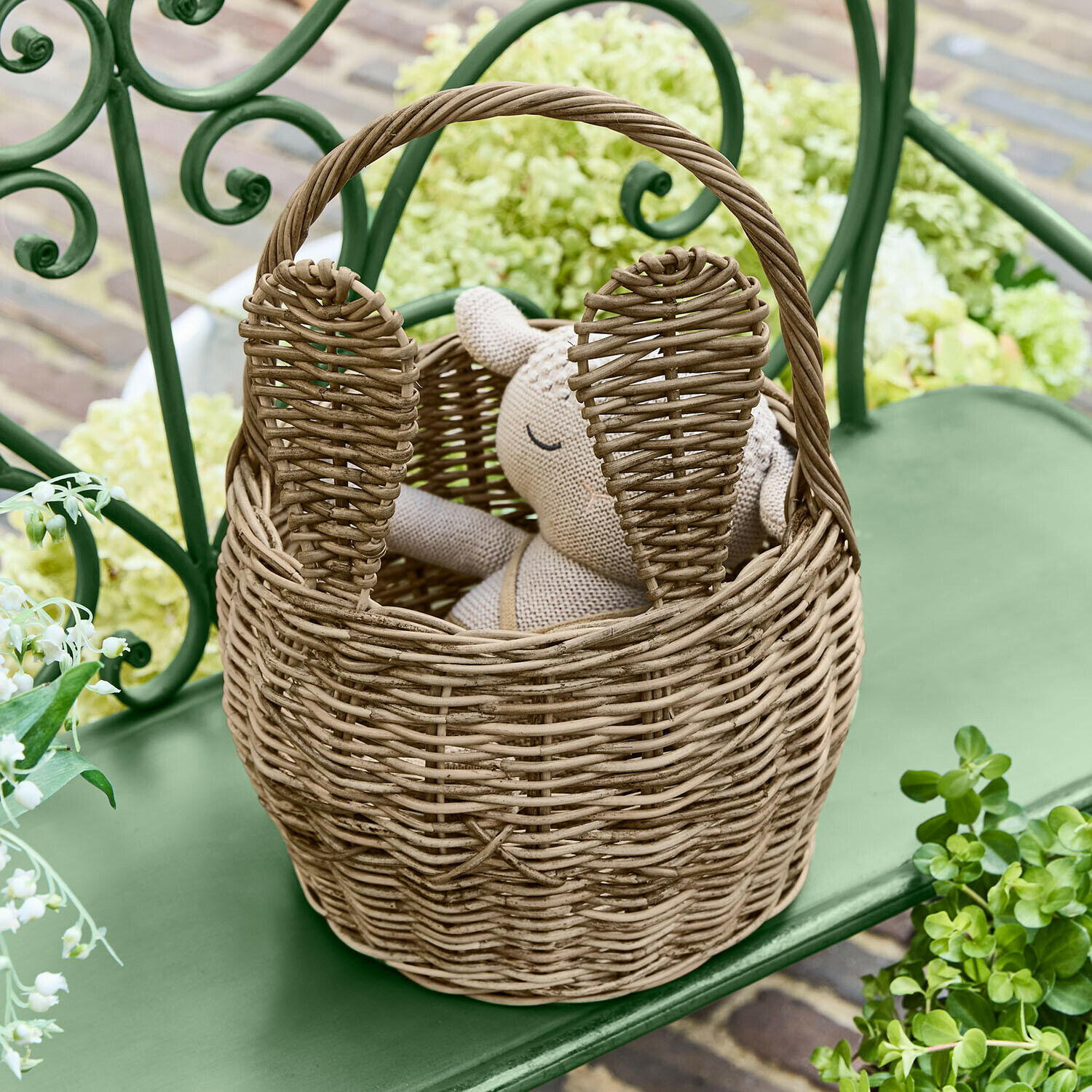 Hasenkorb Whimsywood Naturfarbener Korb aus Weide in Hasenform mit Ohren auf grünem Gartenbank