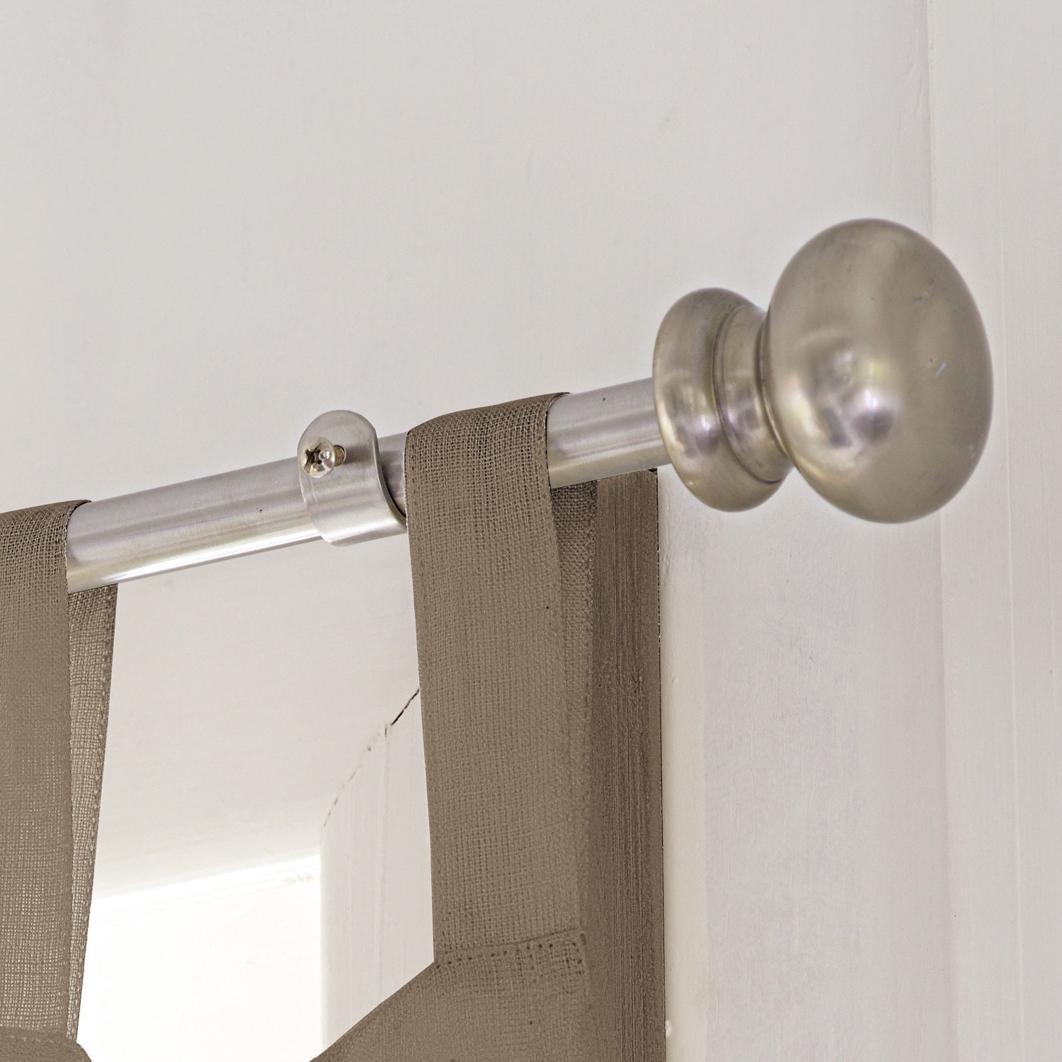 Gardinenstange Henderson Silberne Metall-Gardinenstange mit beigen Schlaufen zur Fensterdekoration