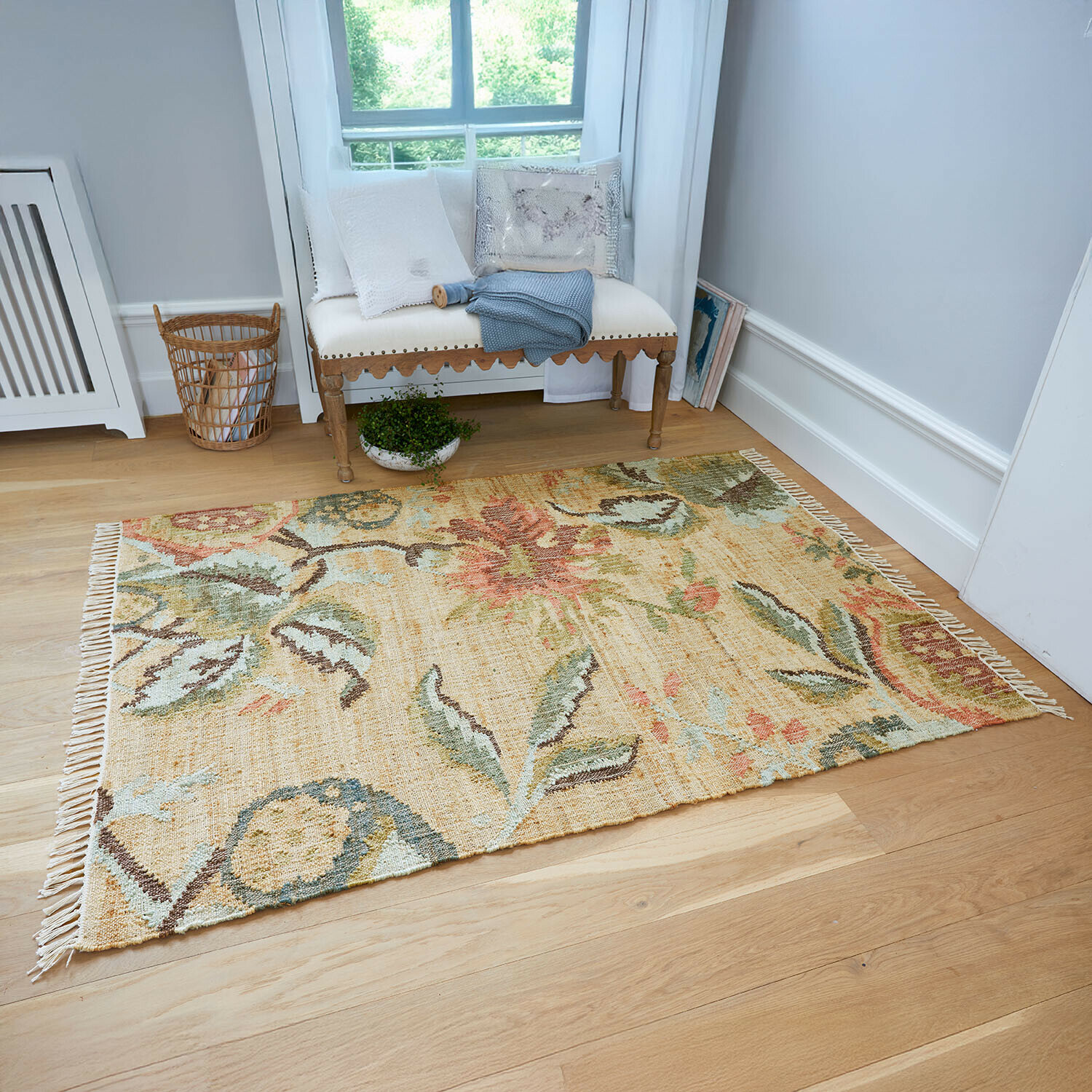 Beigefarbener Teppich aus Naturmaterial mit floralem Muster, dekorativer Bodenbelag im Wohnzimmer