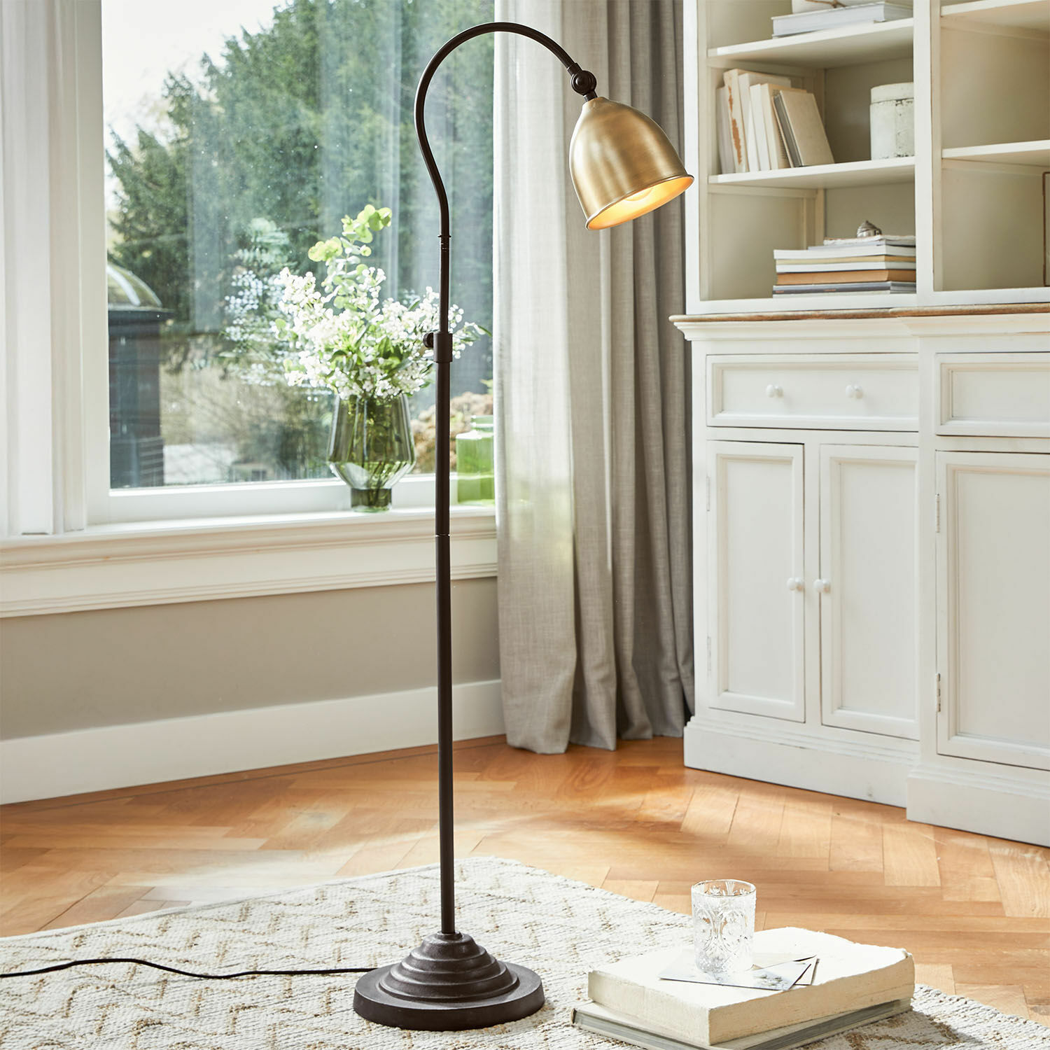 Stehlampe Zurélac Stehlampe aus schwarzem Metall mit messingfarbenem Schirm, ideal für Wohnzimmer und Leseecke