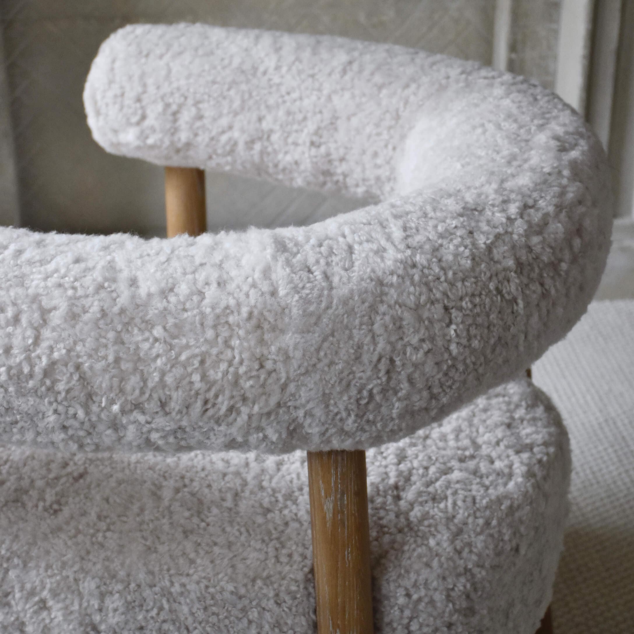 Weicher Sessel mit weißem Plüschbezug und Holzbeinen für modernes Wohnzimmer