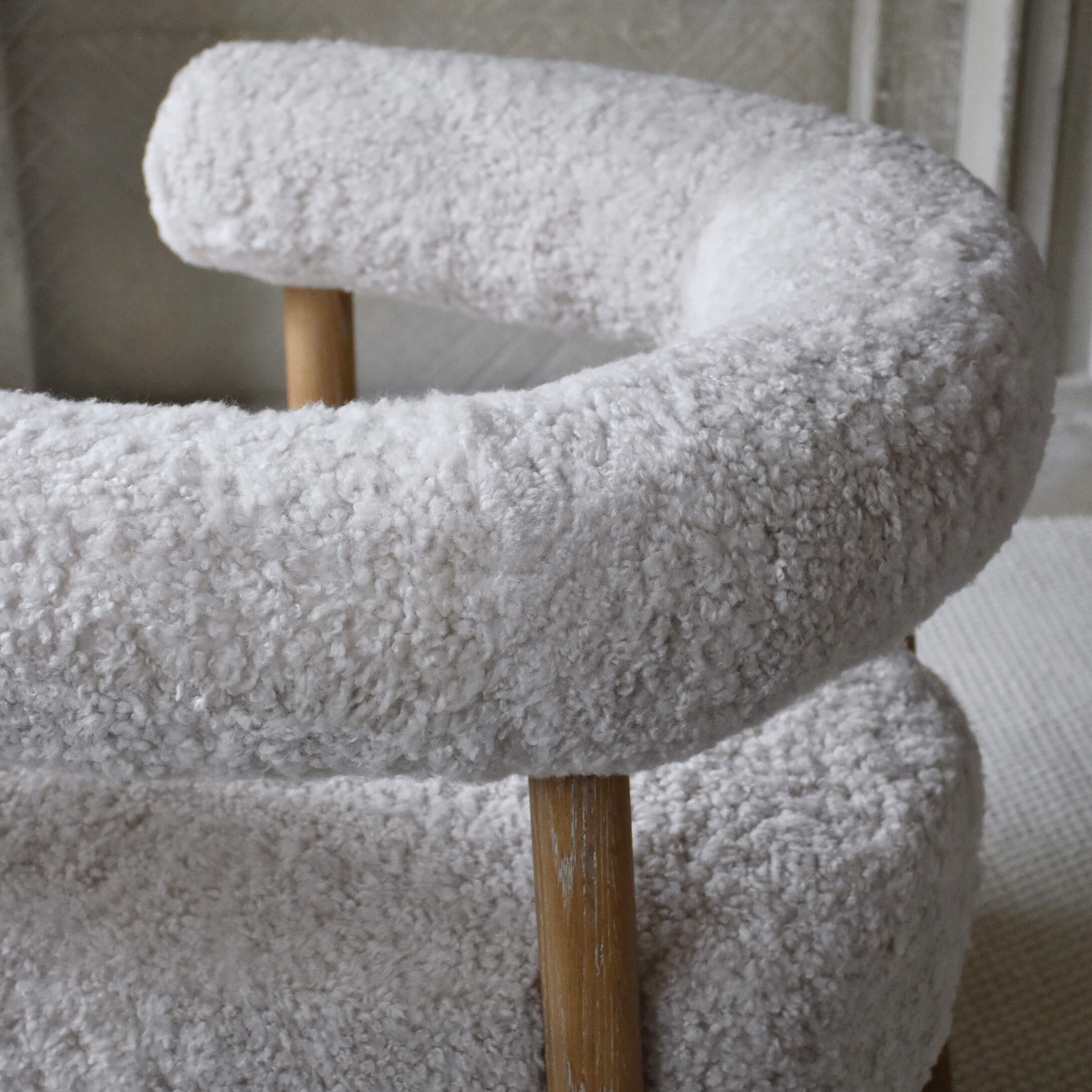 Weicher Sessel mit weißem Plüschbezug und Holzbeinen für modernes Wohnzimmer