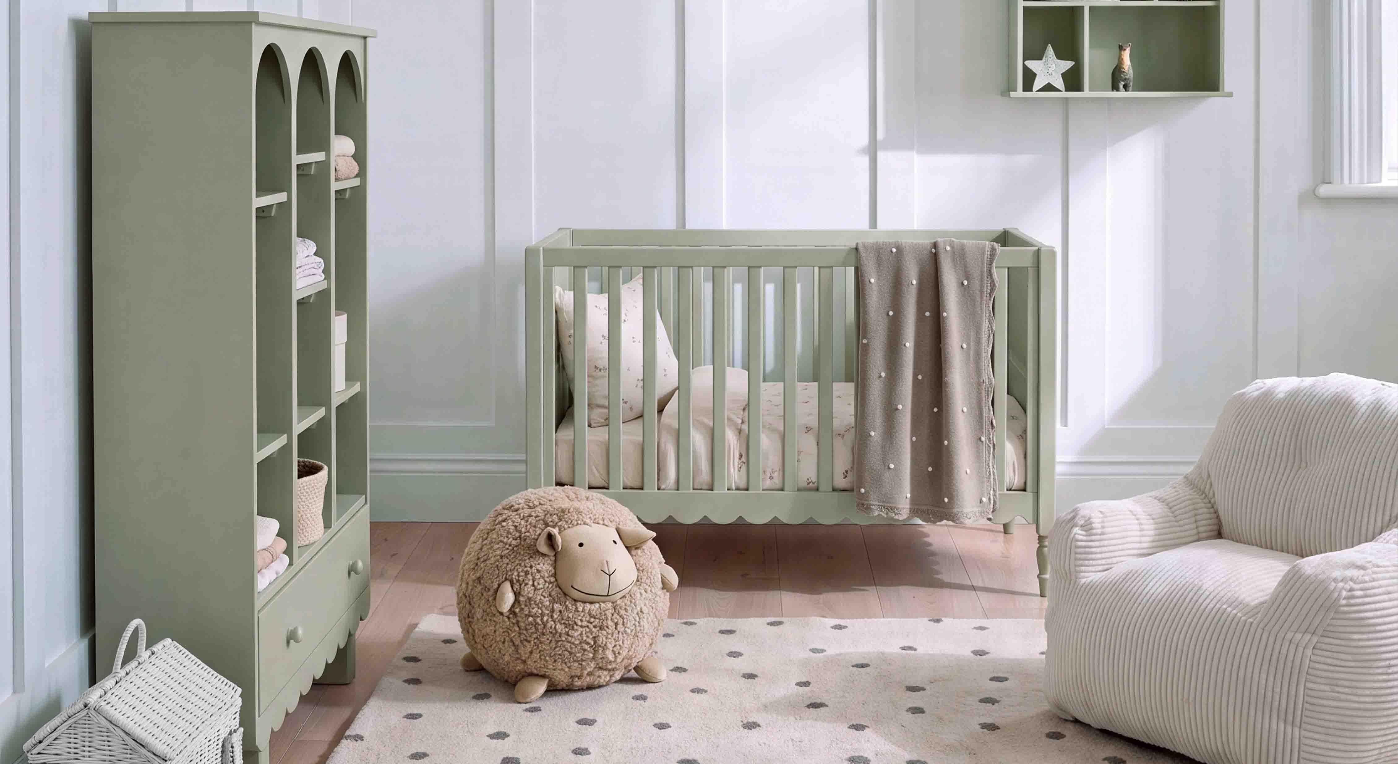 Mintgrünes Kinderbett und Regal aus Holz im Kinderzimmer mit Plüschschaf
