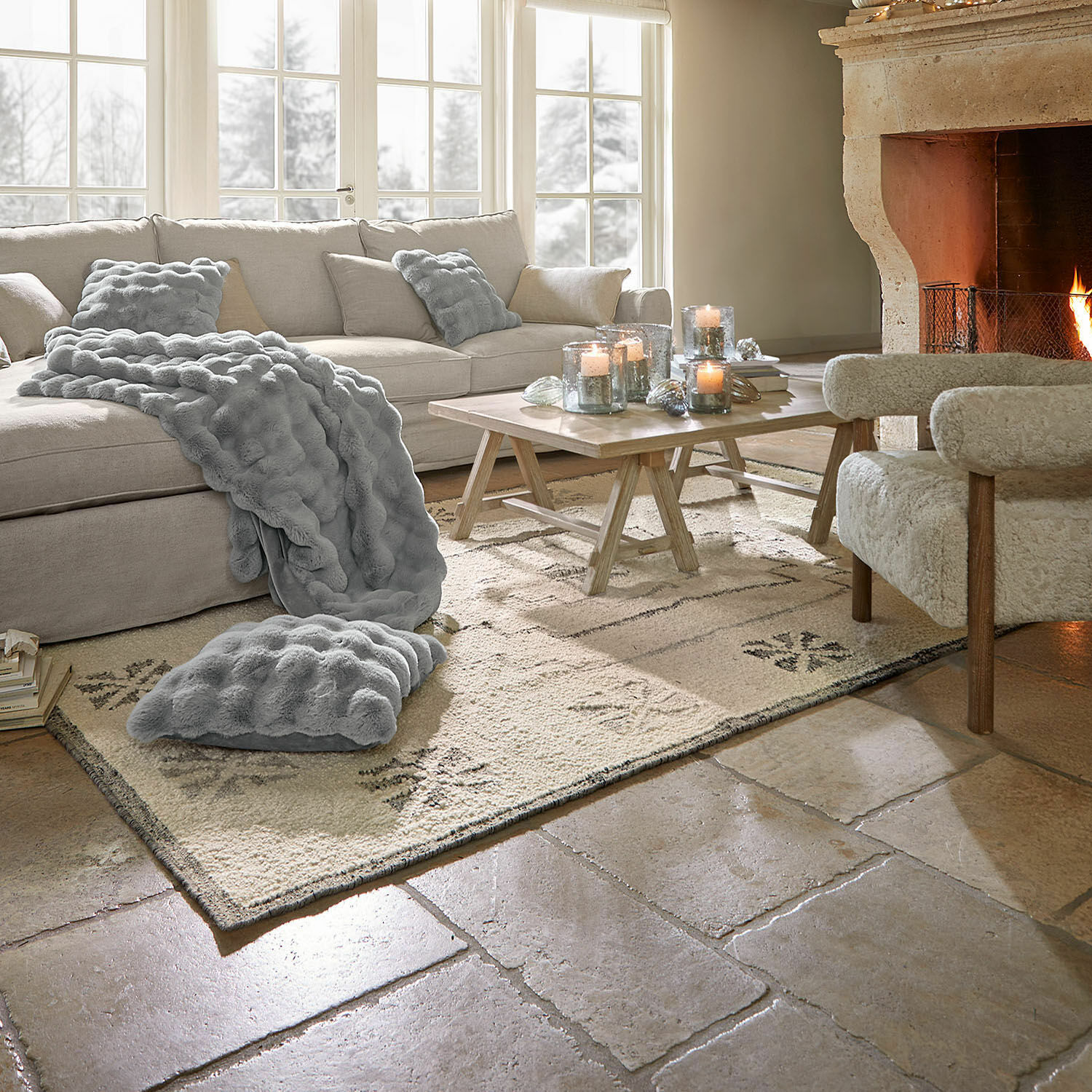 Teppich Xerven Gemütliches Wohnzimmer mit beigem Sofa, grauer Decke und Kissen, Kaminfeuer und Holztisch