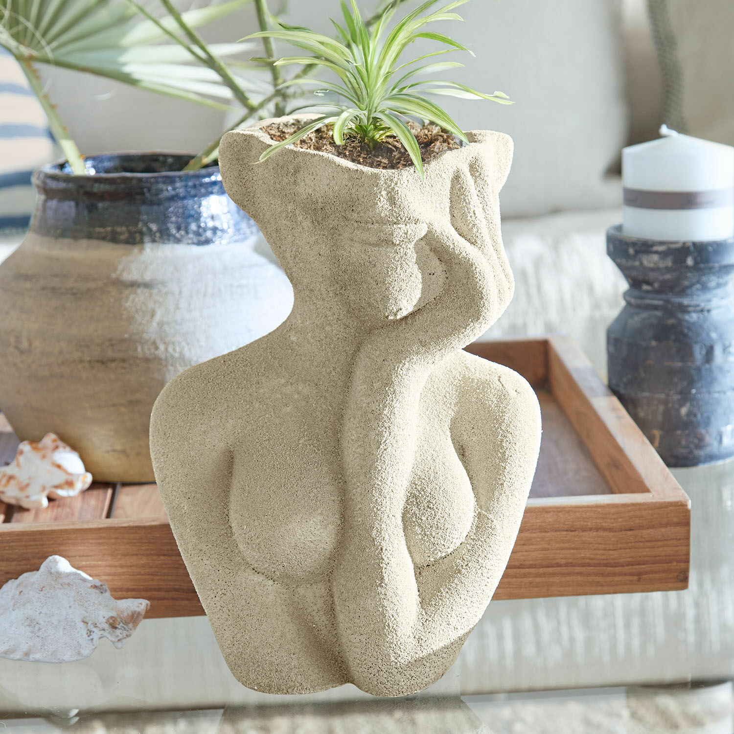 Vase Jasim Sandstein-Blumenvase in Form einer weiblichen Figur mit grüner Pflanze, moderne Wohnraumdekoration