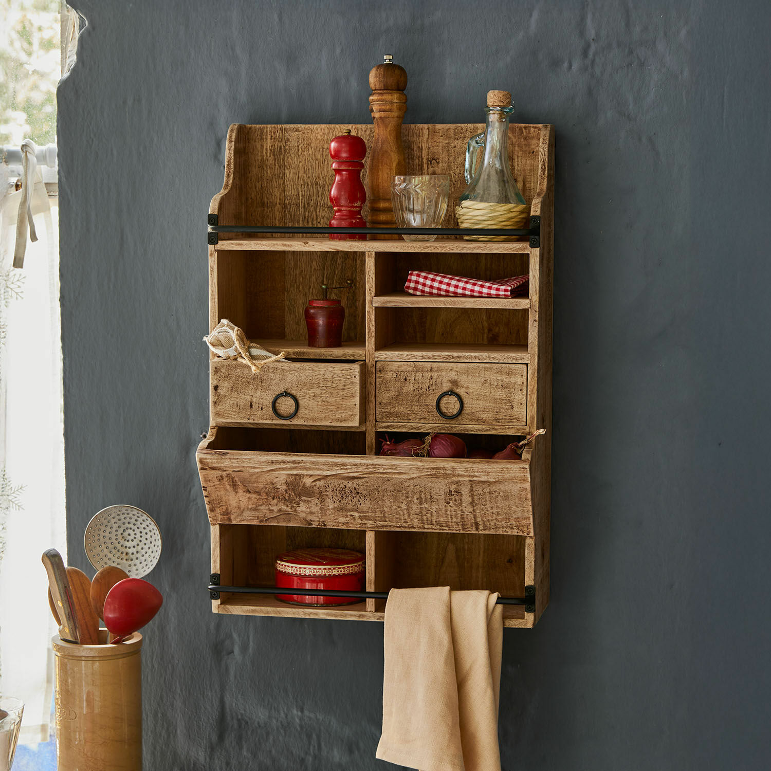 Wandregal aus Holz mit Schubladen und Fächern in Naturfarbe, praktischer Küchenorganizer