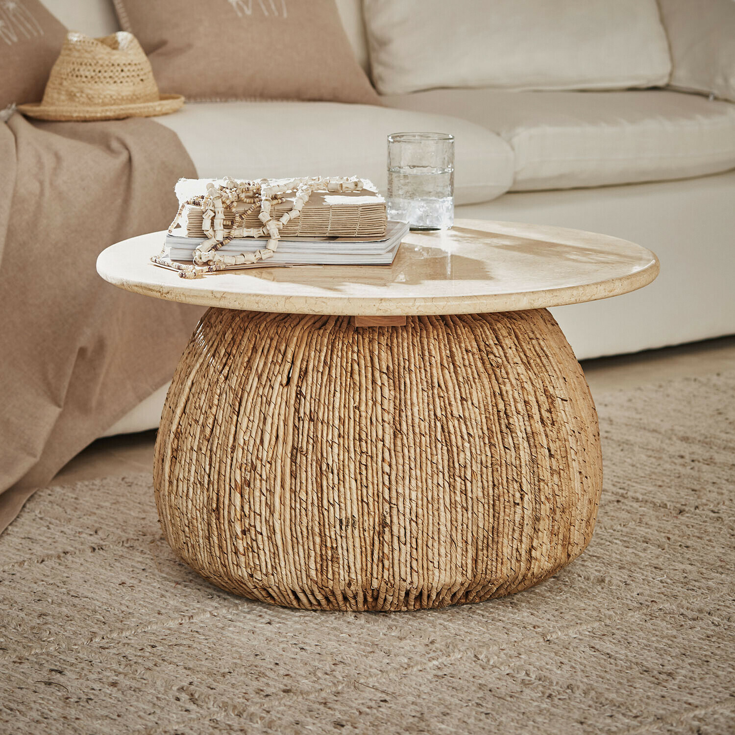 Couchtisch Casaletti Runder Couchtisch mit hellem Marmortischplatte und geflochtener Rattanbasis in Naturfarbe