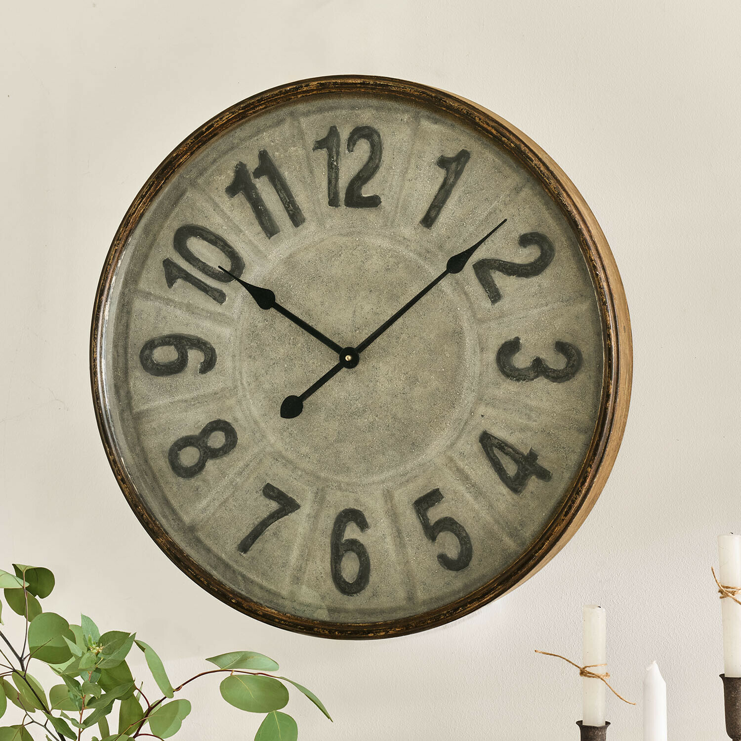 Große runde Wanduhr mit Metallrahmen und grauem Zifferblatt mit schwarzen Zahlen, Wohnaccessoire