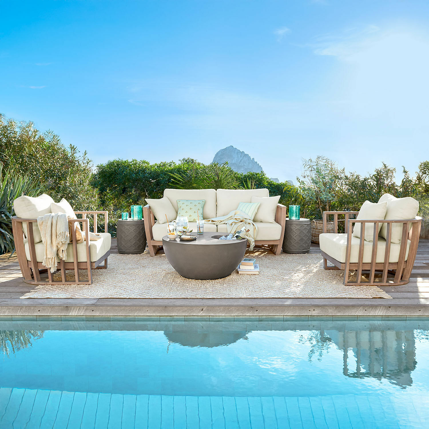 Sitzgruppe FSC®-100% Vézère Gartenmöbel-Set mit beigen Polstern und Holzrahmen am Pool auf der Terrasse