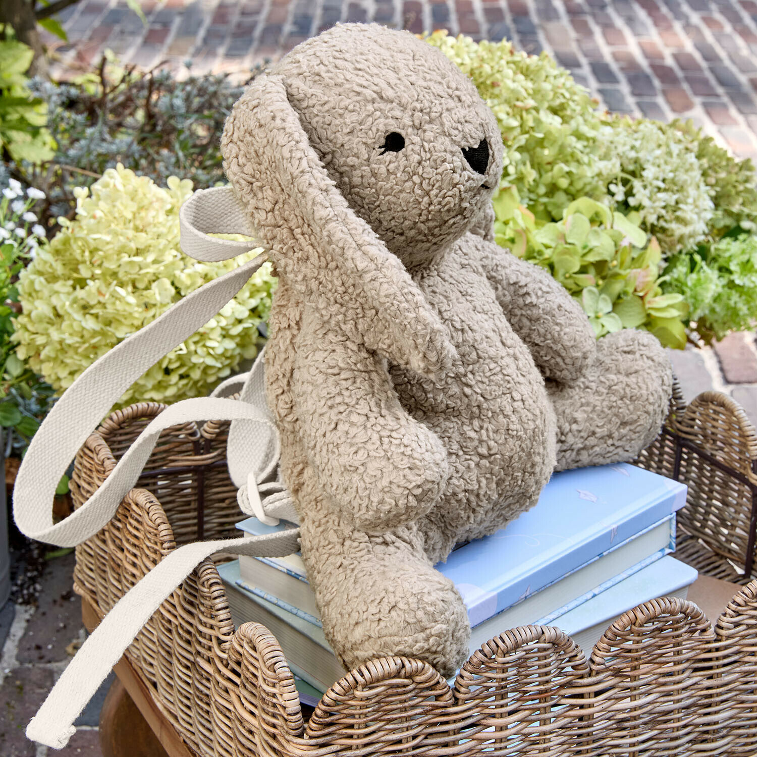 Kinderrucksack in Form eines beigen Plüschhasen aus weichem Material, ideal für Bücher und Spielzeug