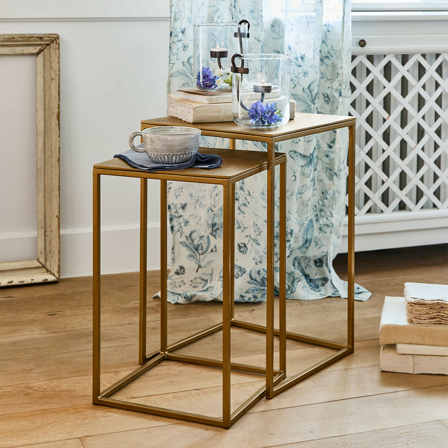 Set aus zwei goldfarbenen Metall-Beistelltischen mit minimalistischem Design für Wohnzimmer