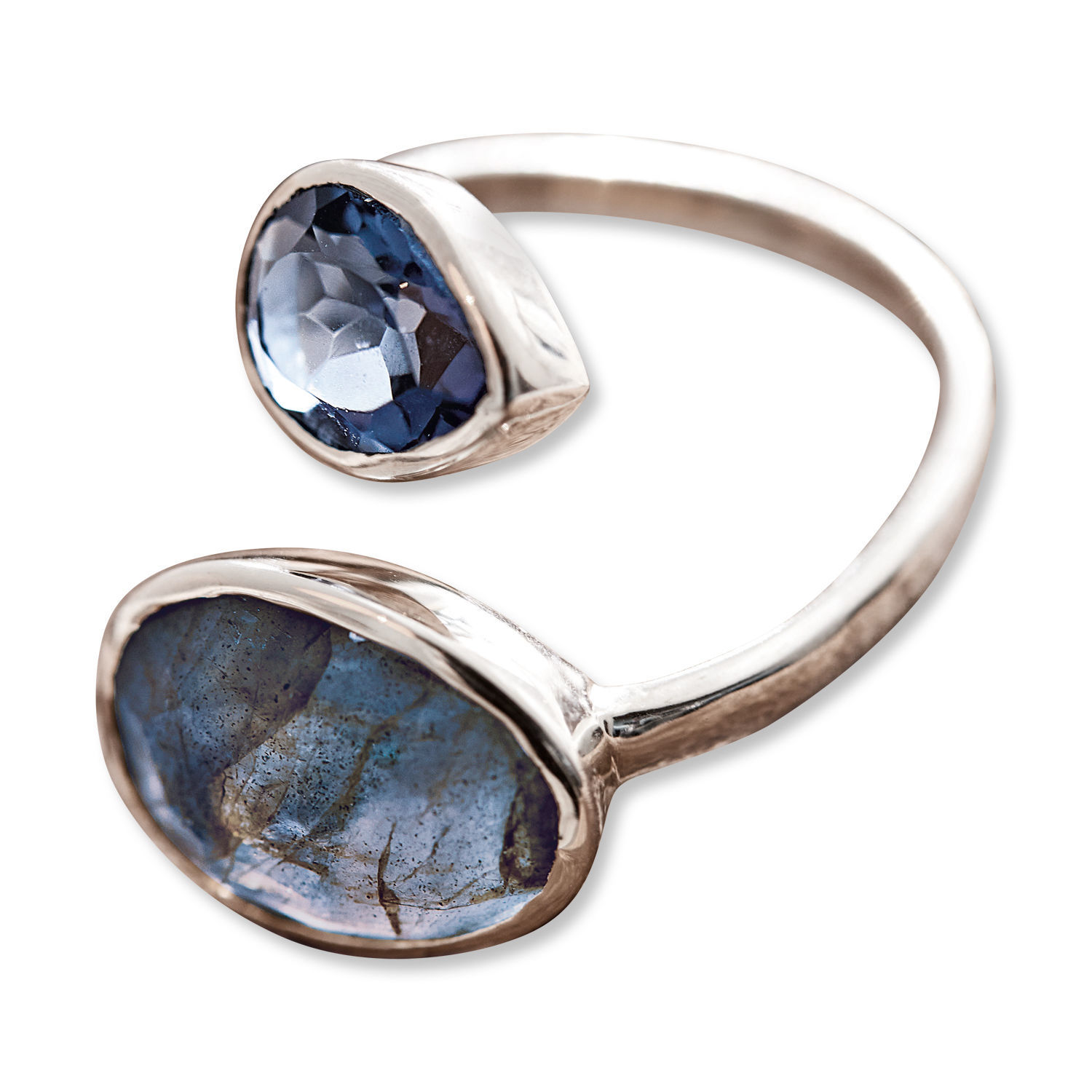 Silberner Ring mit zwei blauen Steinen in verschiedenen Formen, modischer Schmuck
