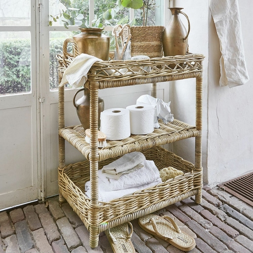 Dreistufiges Regal aus natürlichem Rattan mit Dekorationen und Handtüchern, stilvolles Badezimmermöbel