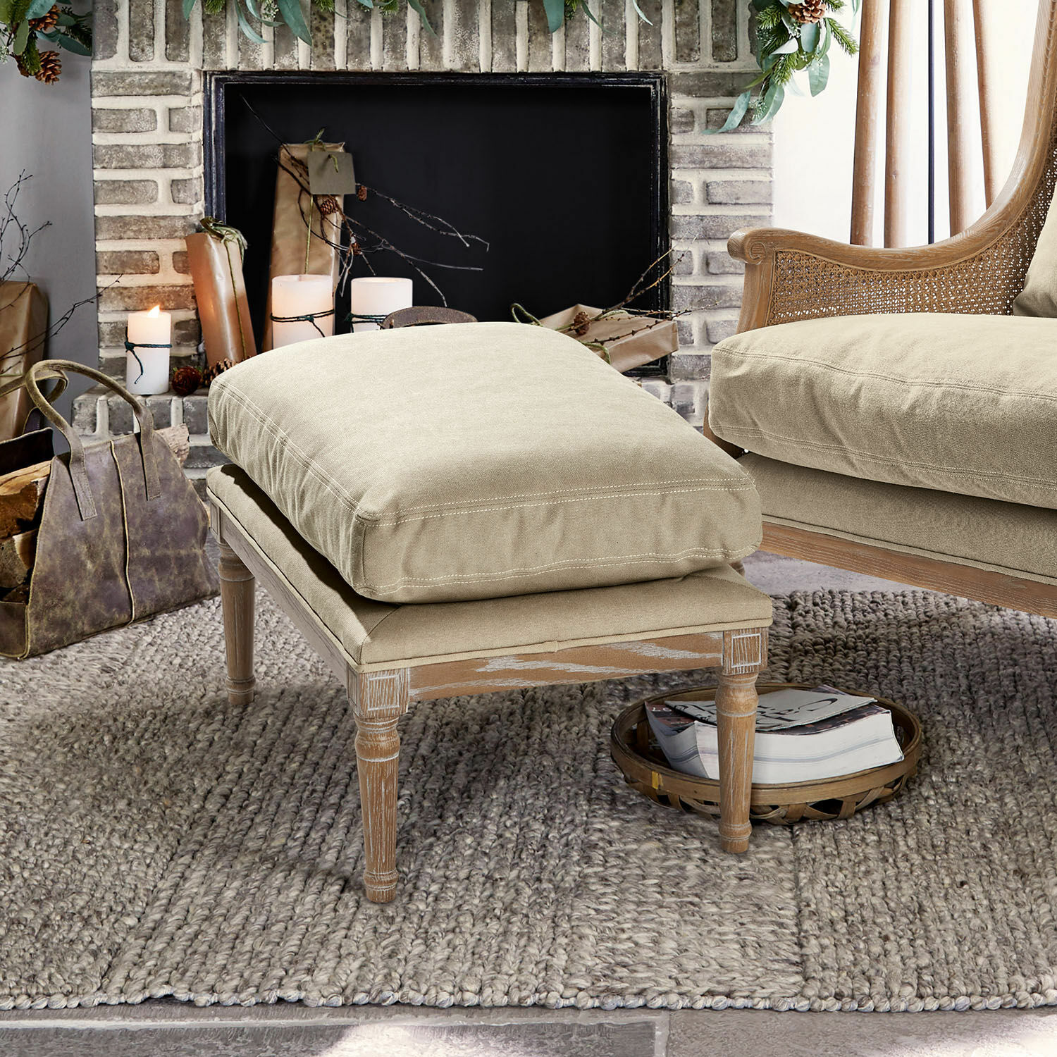 Hocker Greenbrier Beiger Fußhocker mit Holzrahmen und weichem Stoffkissen auf Teppich im gemütlichen Wohnzimmer
