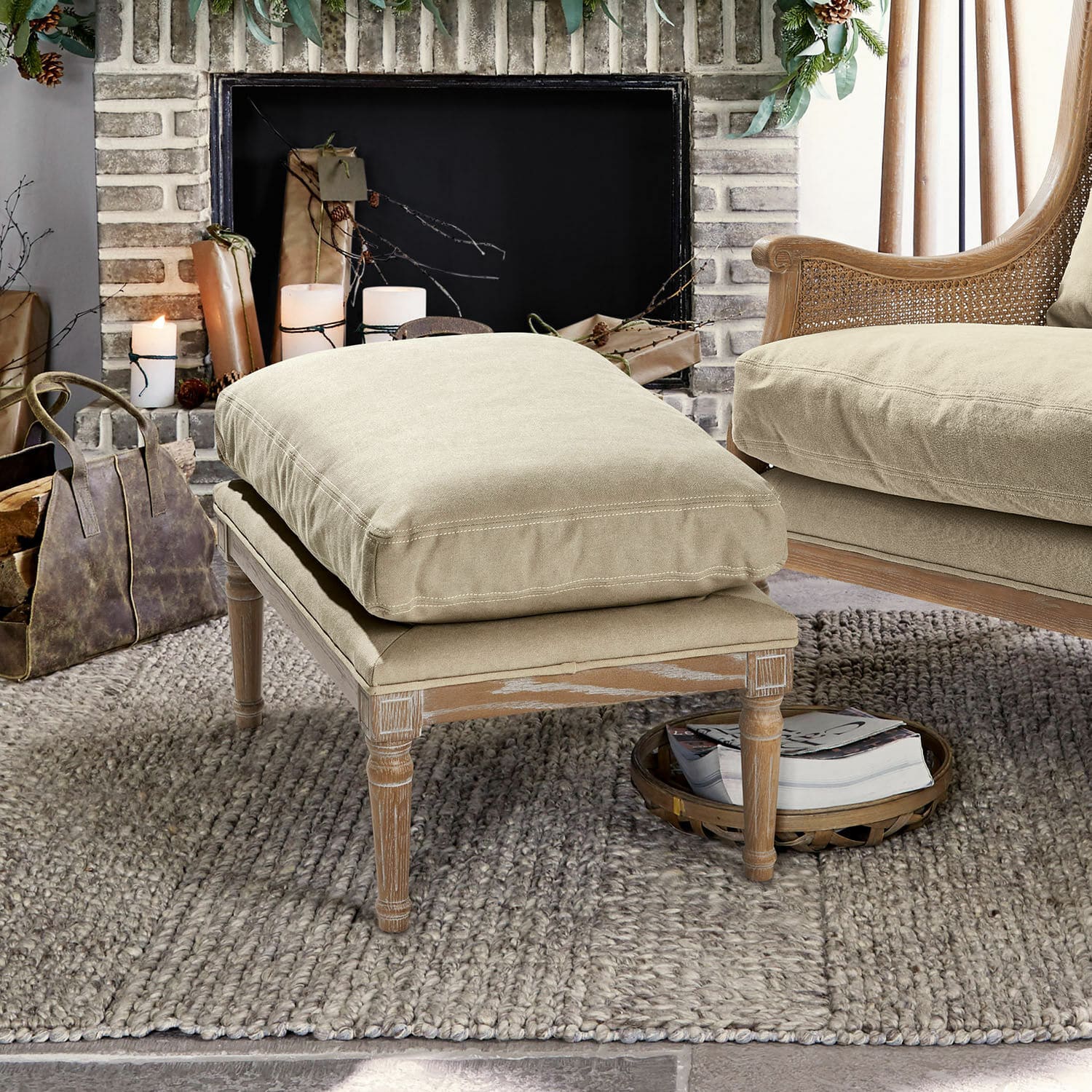 Hocker Greenbrier Beiger Fußhocker mit Holzrahmen und weichem Stoffkissen auf Teppich im gemütlichen Wohnzimmer