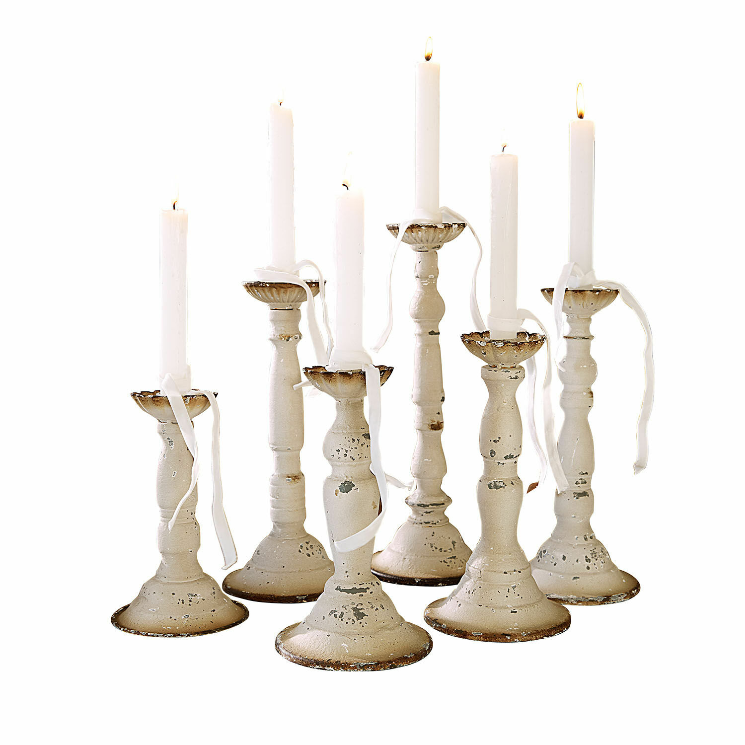 Kerzenhalter 6er Set Rivondelle Set aus sieben weißen Metall-Kerzenhaltern mit antikem Finish und weißen brennenden Kerzen