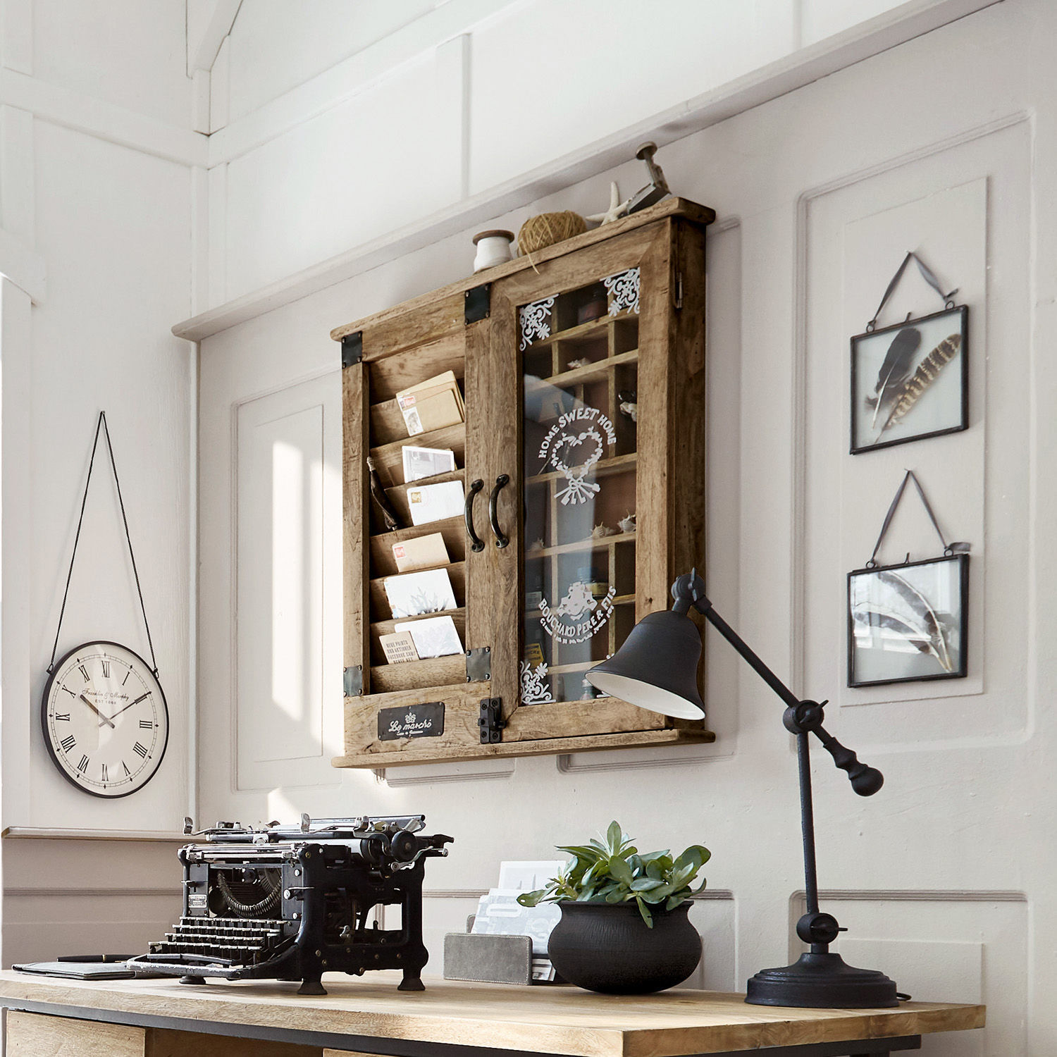 Organizer Shelby Wandhängeschrank aus Holz mit Glastür und Briefablage im Vintage-Stil