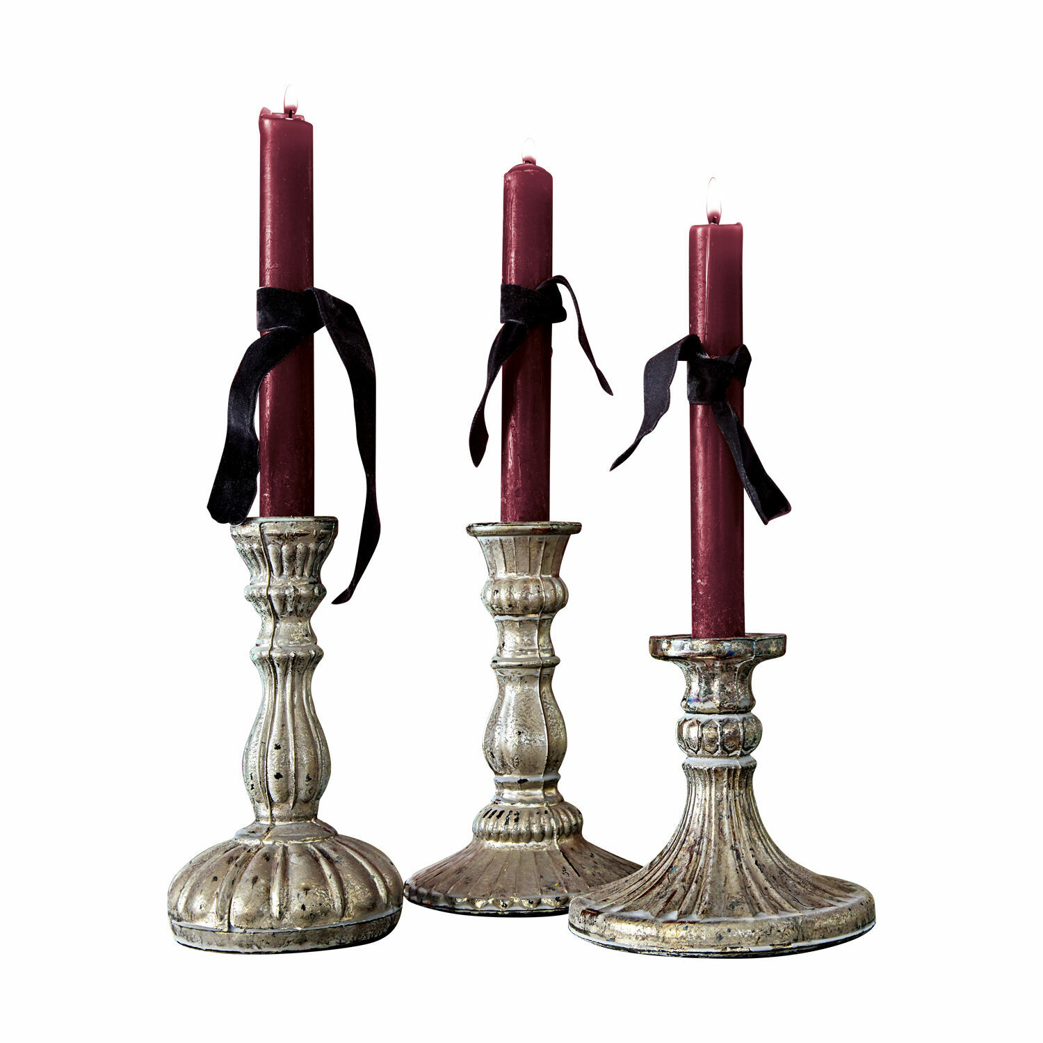 Kerzenständer 3er Set Bretagne Drei antik wirkende Metall-Kerzenhalter mit bordeauxfarbenen Kerzen und schwarzen Bändern als Deko