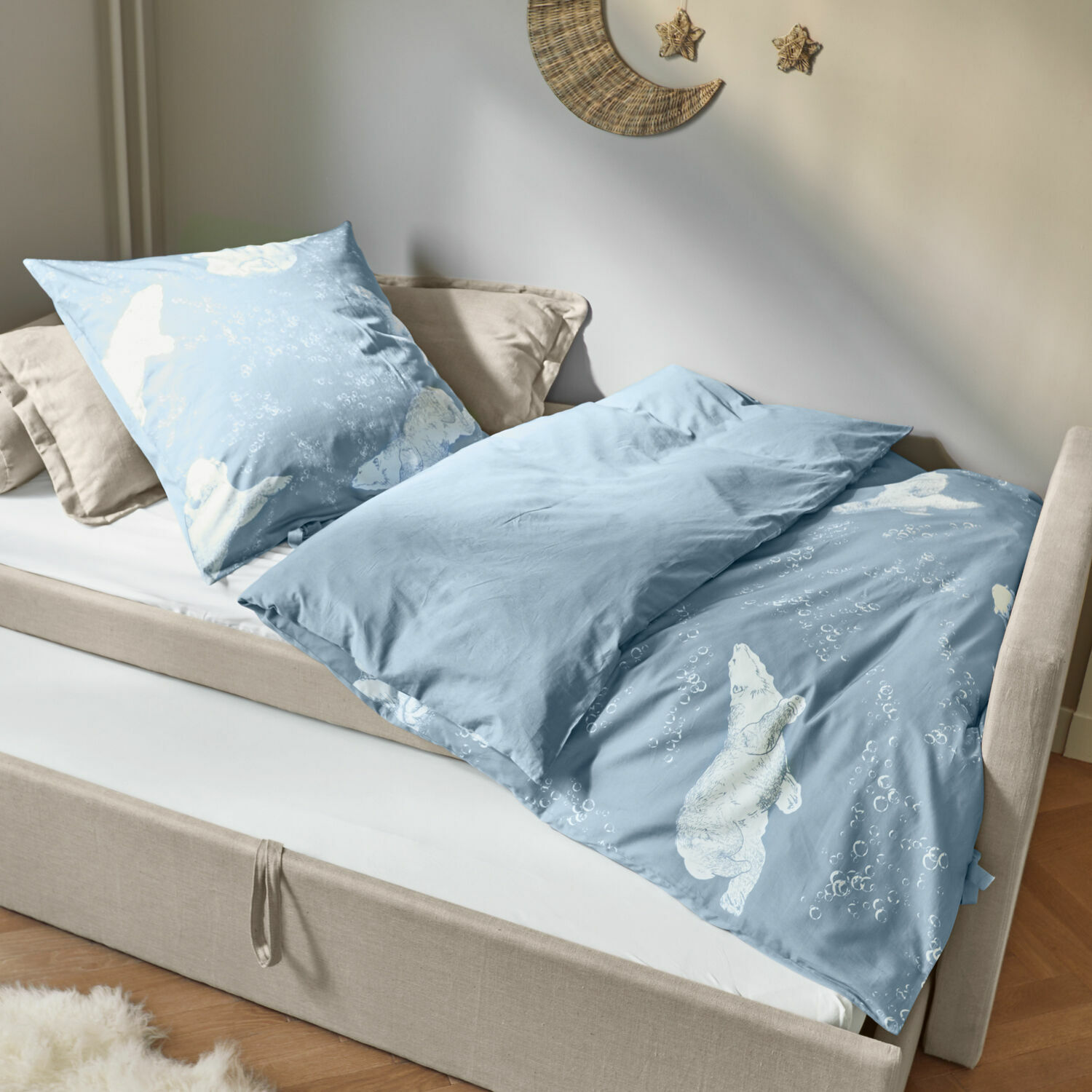 Bettwäsche Hugo Blaue Baumwoll-Bettwäsche mit weißen Eisbärmotiven und Luftblasen-Design für Kinderzimmer