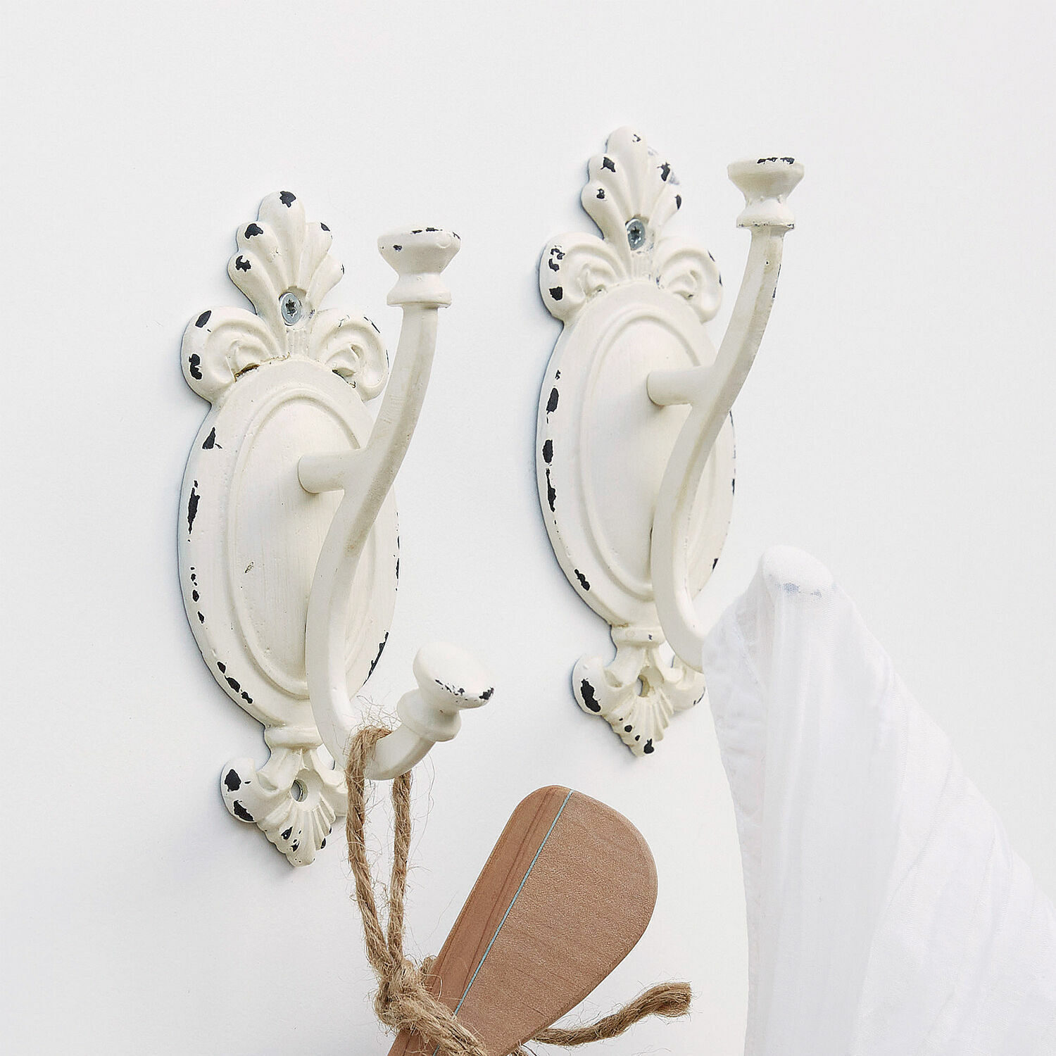 Haken 2er Set Tede Paar weiße Metall-Wandhaken mit Shabby-Look zum Aufhängen von Handtüchern und Accessoires