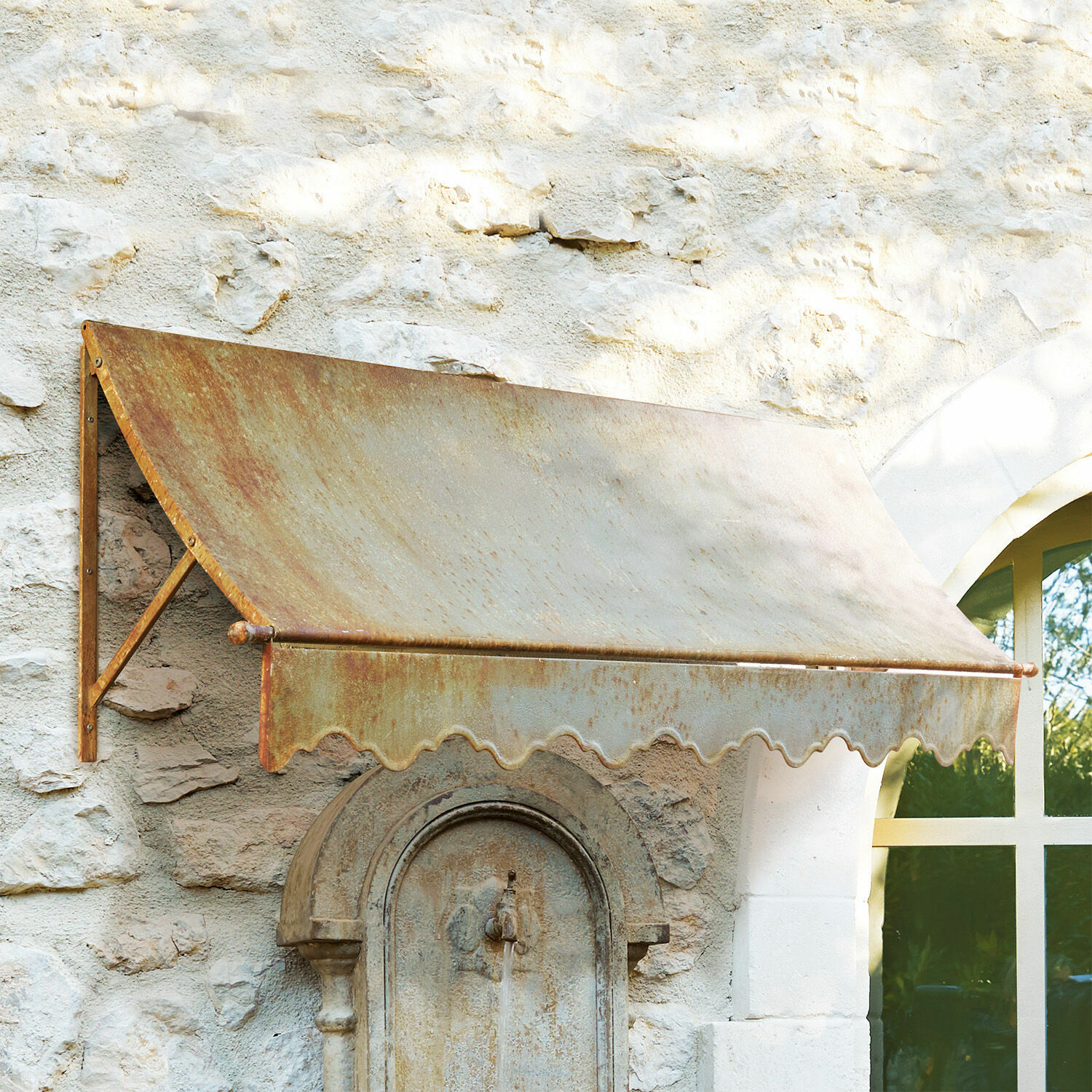 Vordach Maltot Verrostetes Metallvordach an Steinmauer mit Fenster und antiker Wasserfontäne