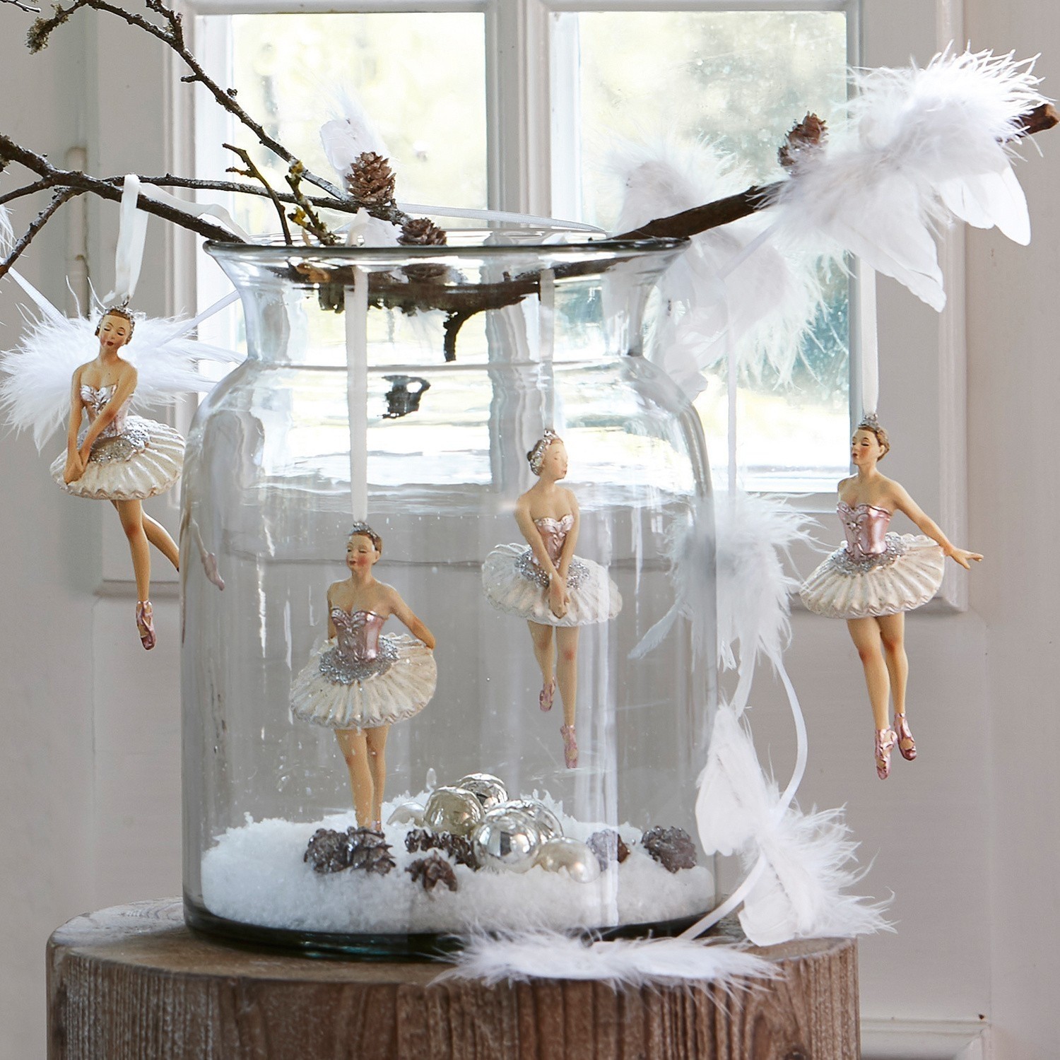 Figur 4er Set Tadley Glasvase mit hängenden Ballerina-Figuren in rosa Kostümen und Federn an Zweig, Weihnachtsdeko