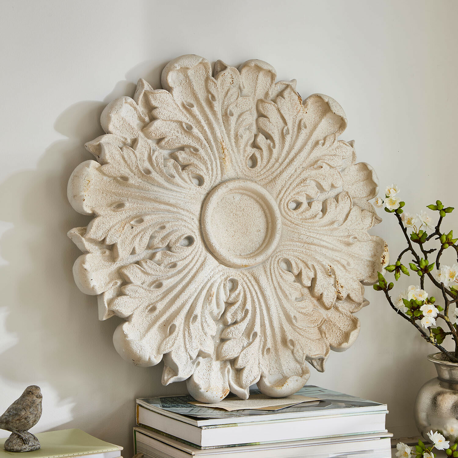 Wandornament Rosavelle Weiße Wandrosette aus Stein mit reliefartigem Blattmuster, dekorativer Vintage-Wanddekor