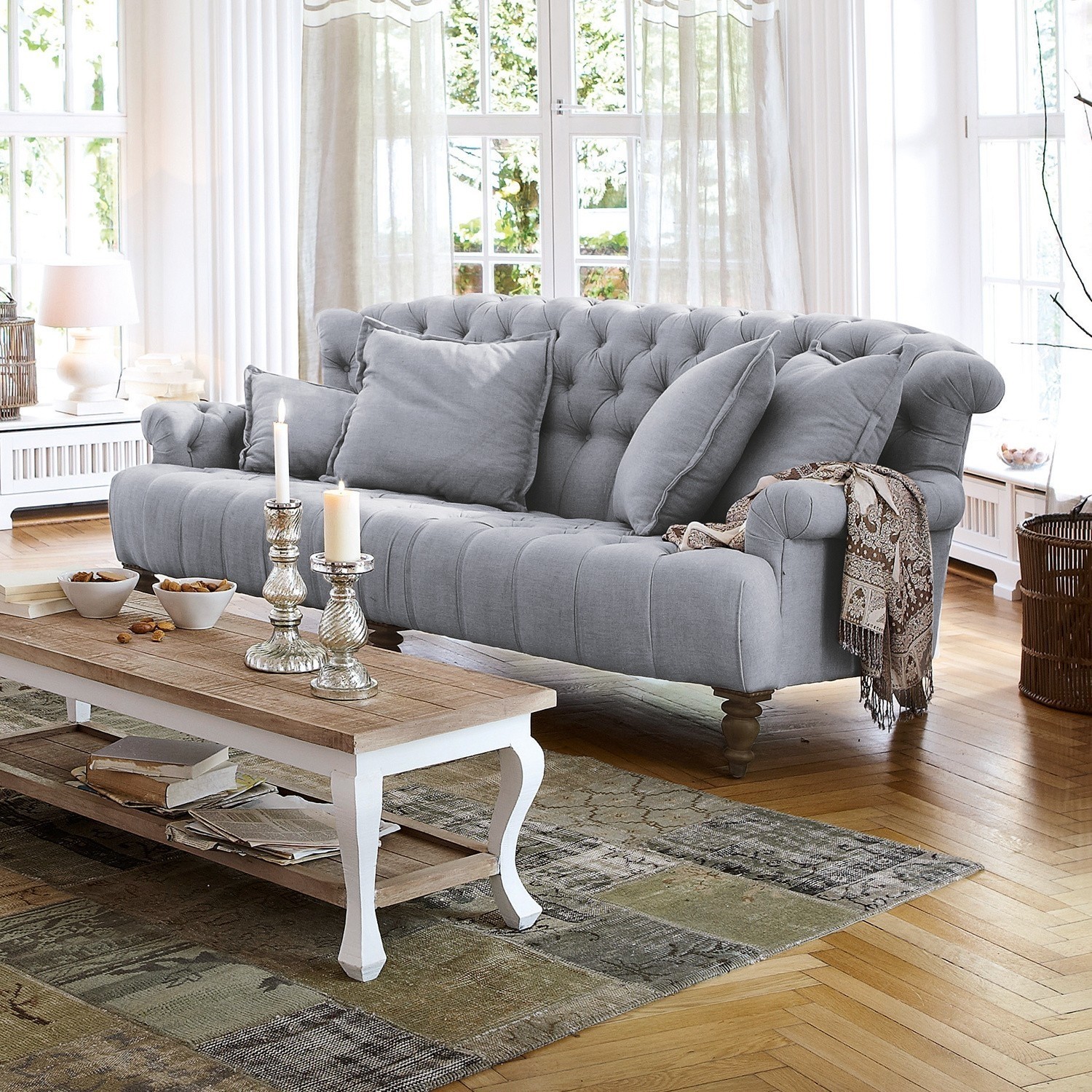 Sofa Springfield Village Grau gepolstertes Sofa mit Kissen und Holzcouchtisch in hellem Wohnzimmer
