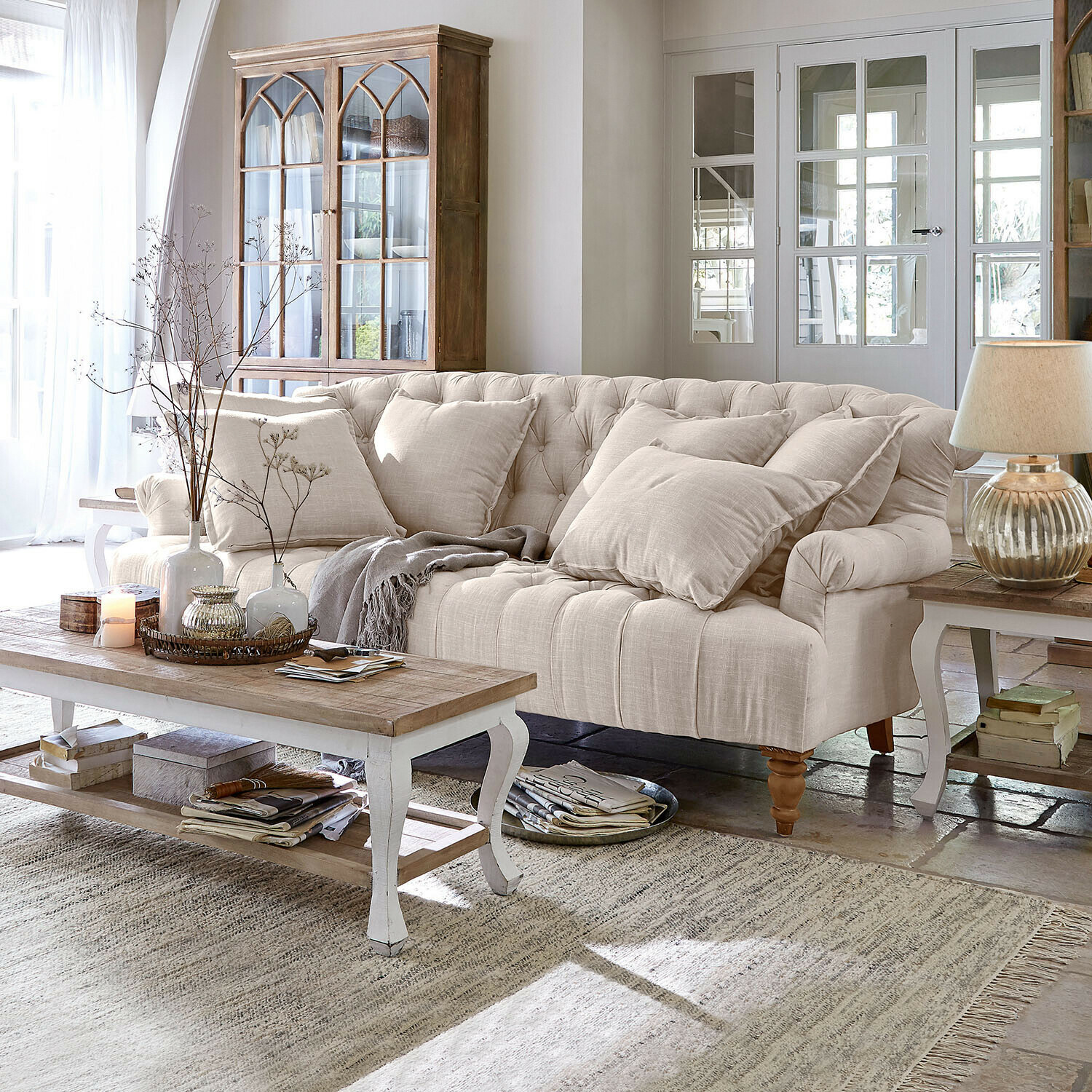 Sofa Springfield Village Beige gepolstertes Sofa mit Kissen und Holzcouchtisch in hellem Wohnzimmer