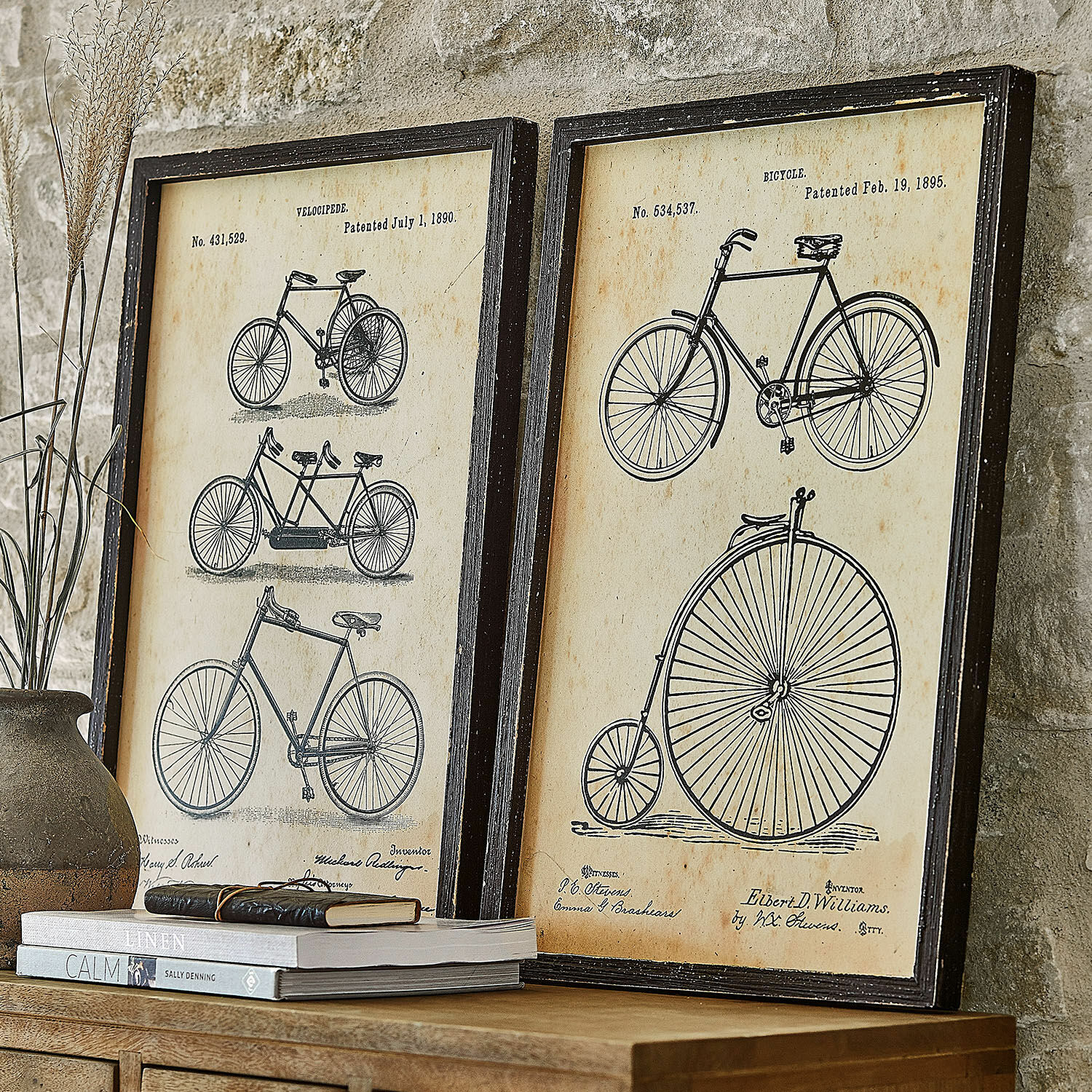 Bild 2er Set Golovine Zwei gerahmte Vintage-Poster mit schwarz-weißen Fahrradzeichnungen auf beigem Hintergrund als Wanddeko