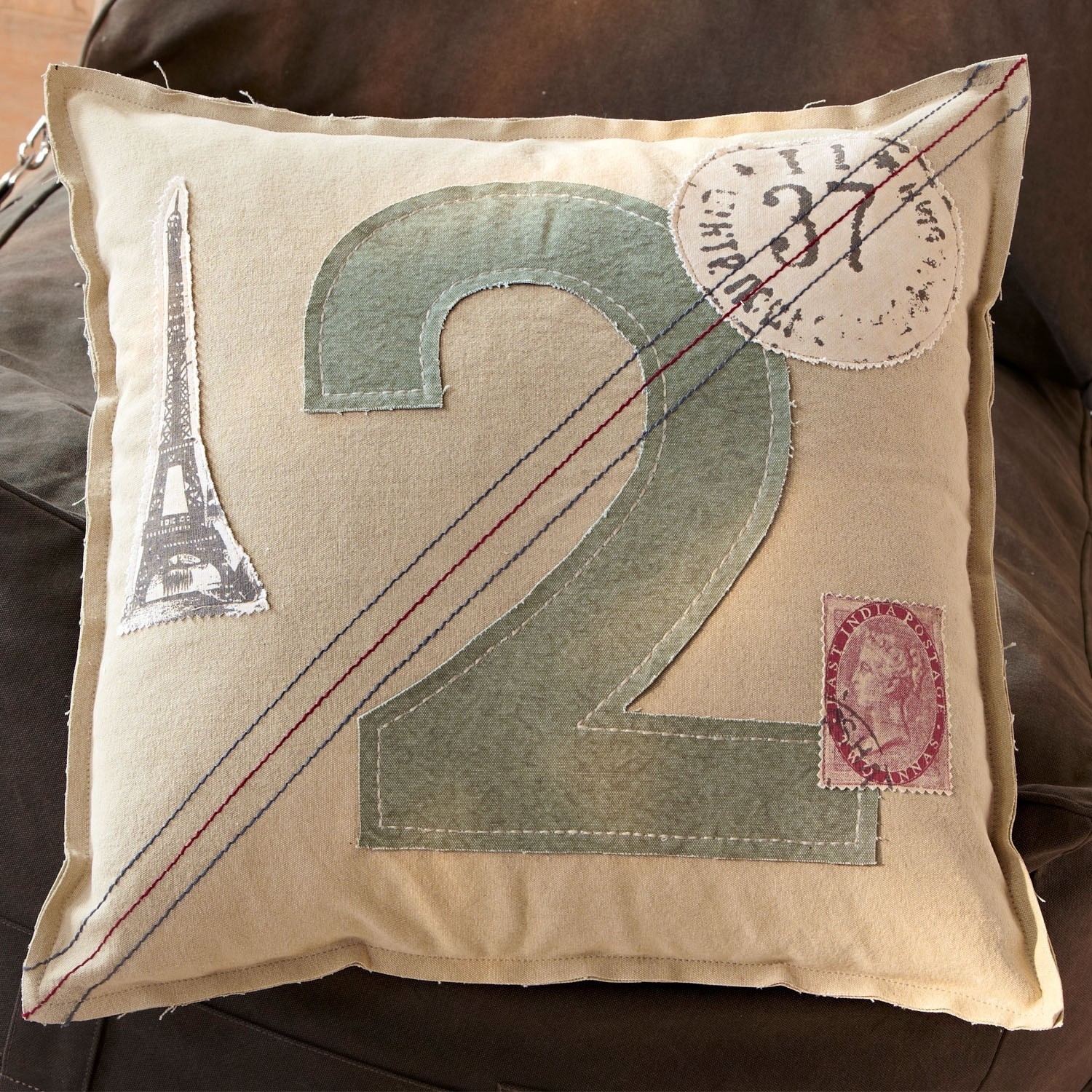 Kissen Clark Beige Baumwollkissen mit grüner Zahl 2 und Poststempel-Motiven, dekoratives Vintage-Design