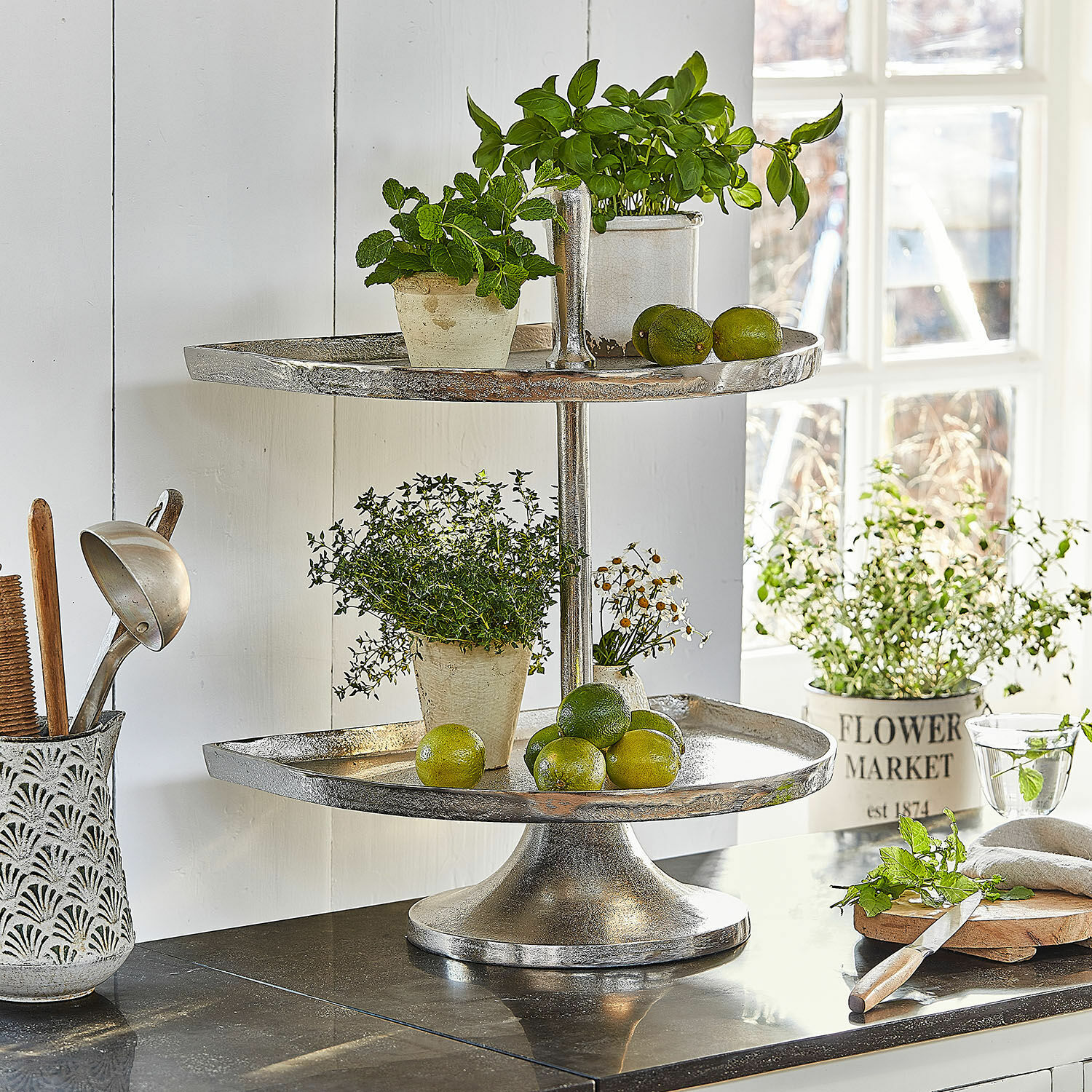 Etagere Quiralen Zweistöckige silberne Metall-Etagere mit frischen Kräutern und Limetten auf Küchenarbeitsplatte