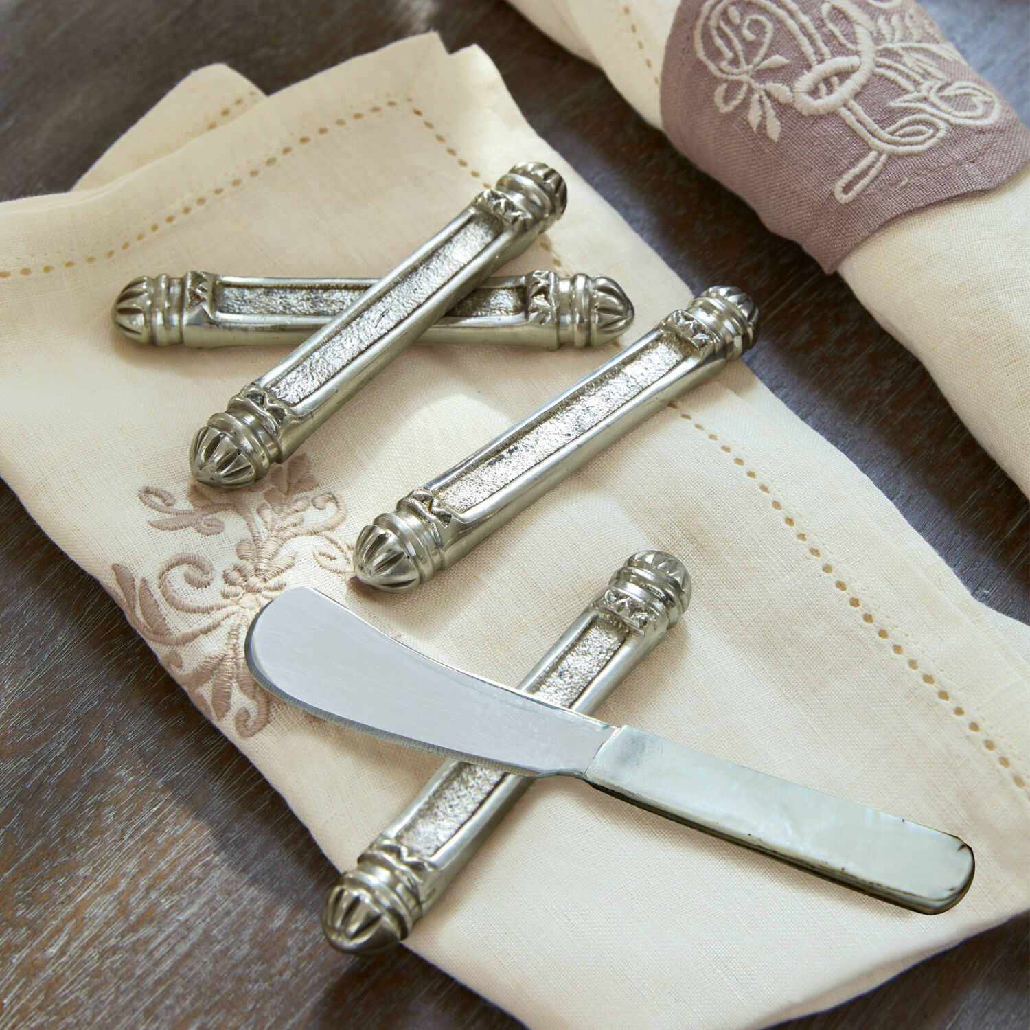 Messerbank 4er Set Lafox Silberne Metall-Messerbänke auf cremefarbener bestickter Serviette, elegantes Tischset