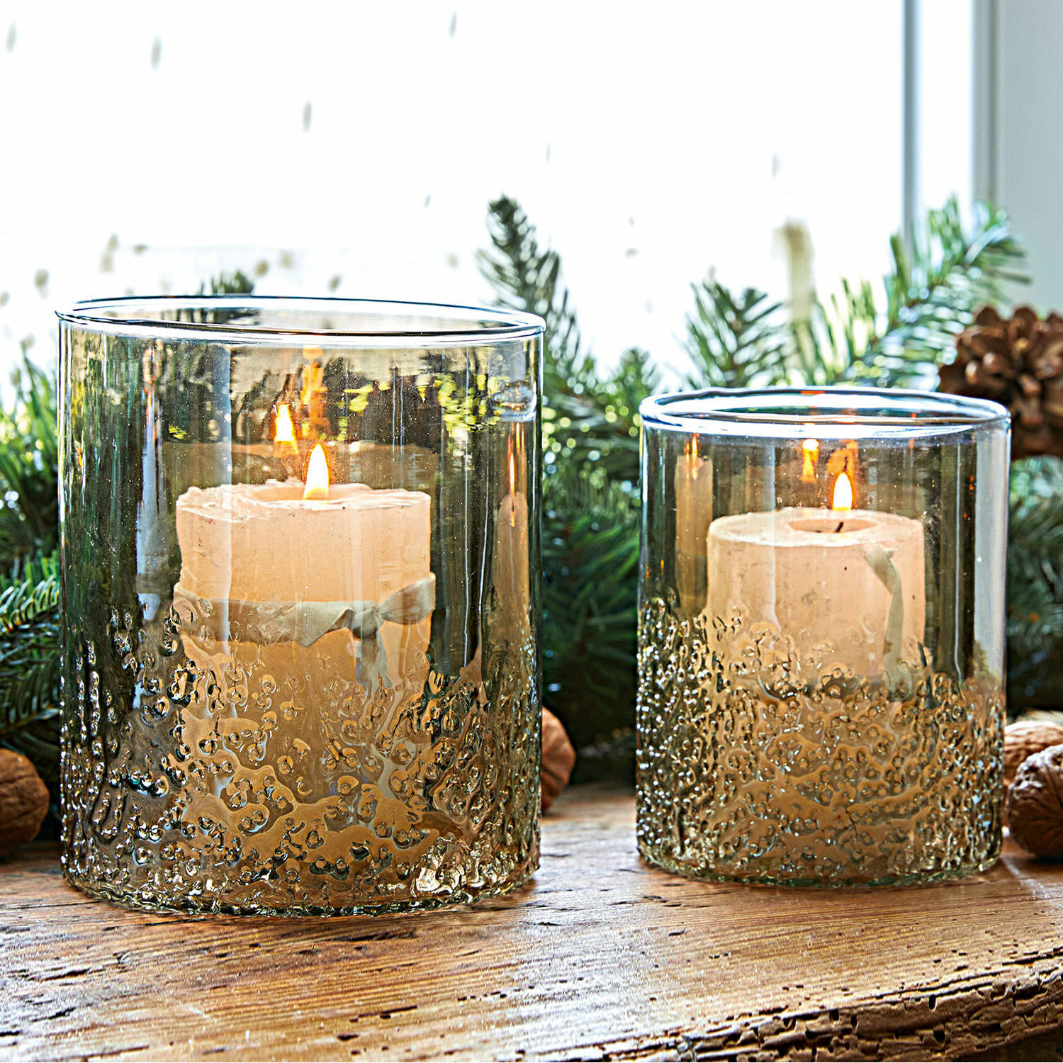 Windlicht 2er Set Plélo Glaswindlichter in rauchigem Glas mit weißen Kerzen auf rustikalem Holztisch dekoriert