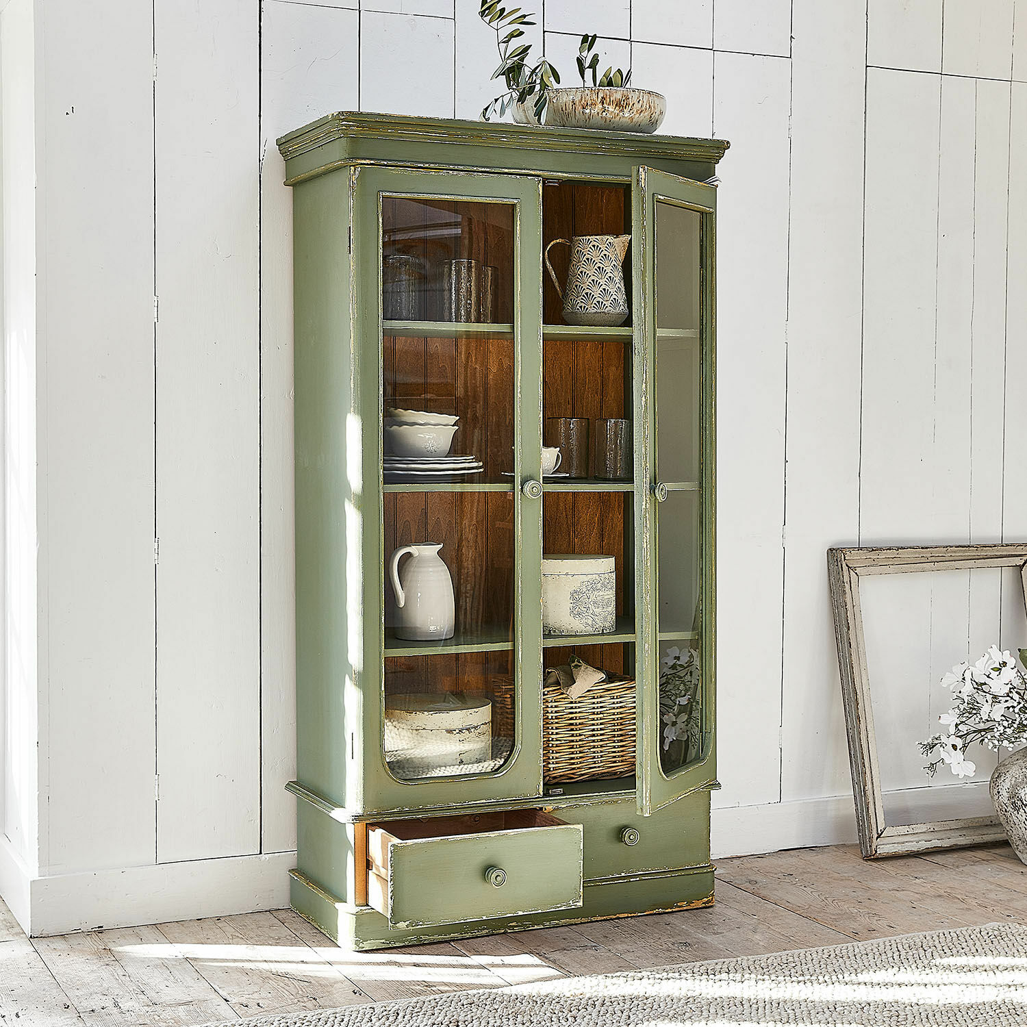 Schrank Cassanet Grüner Holzvitrinenschrank mit Glastüren und Schublade im rustikalen Landhausstil