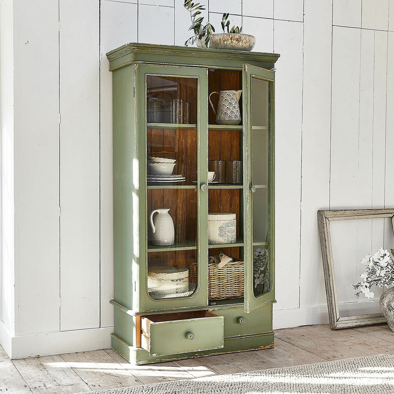Schrank Cassanet Grüner Holzvitrinenschrank mit Glastüren und Schublade im rustikalen Landhausstil