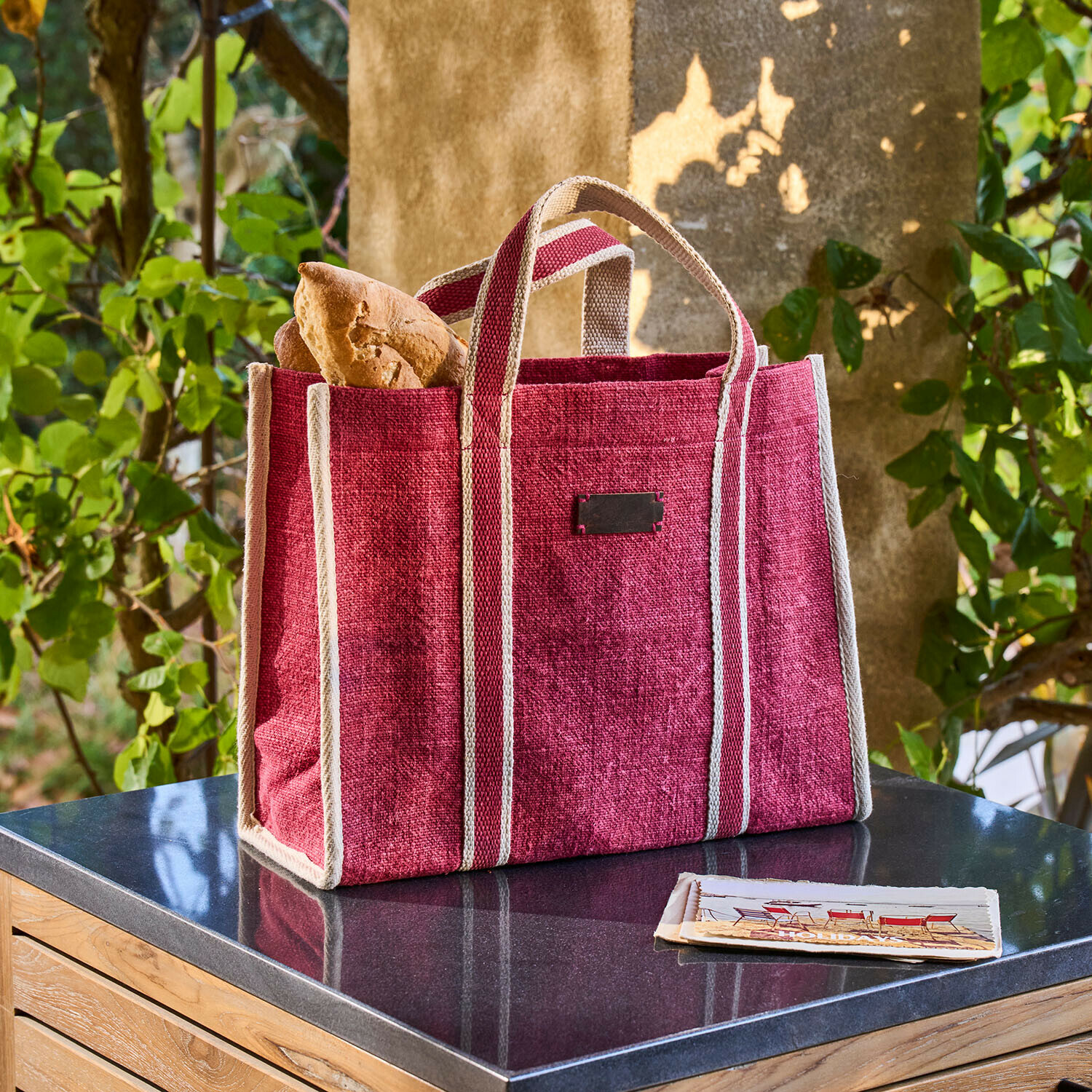 Tasche Norisse Rote Einkaufstasche aus Naturmaterial mit hellen Streifen, ideal für Brot und den täglichen Einkauf