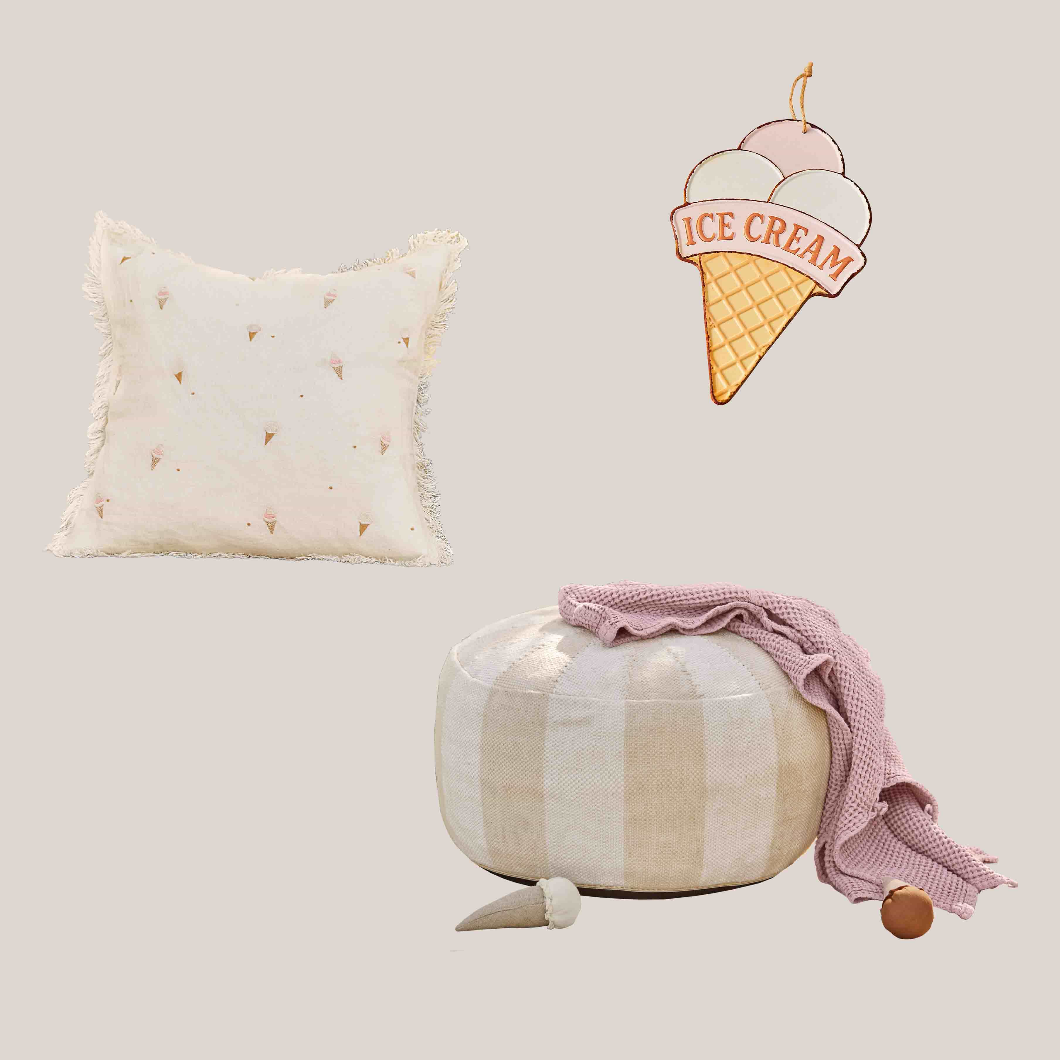 Beige Kissen mit Fransen und Eis-Motiv, kombiniert mit rundem kariertem Pouf und rosa Decke
