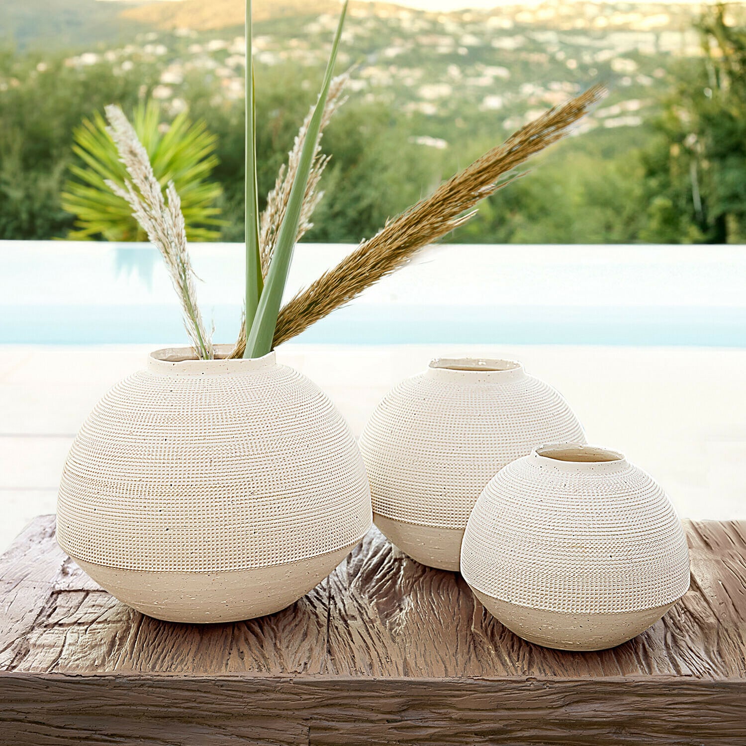 Vase 3er Set Émoliane Set aus drei runden beigen Keramikvasen auf Holztisch, stilvolle Wohnraumdekoration