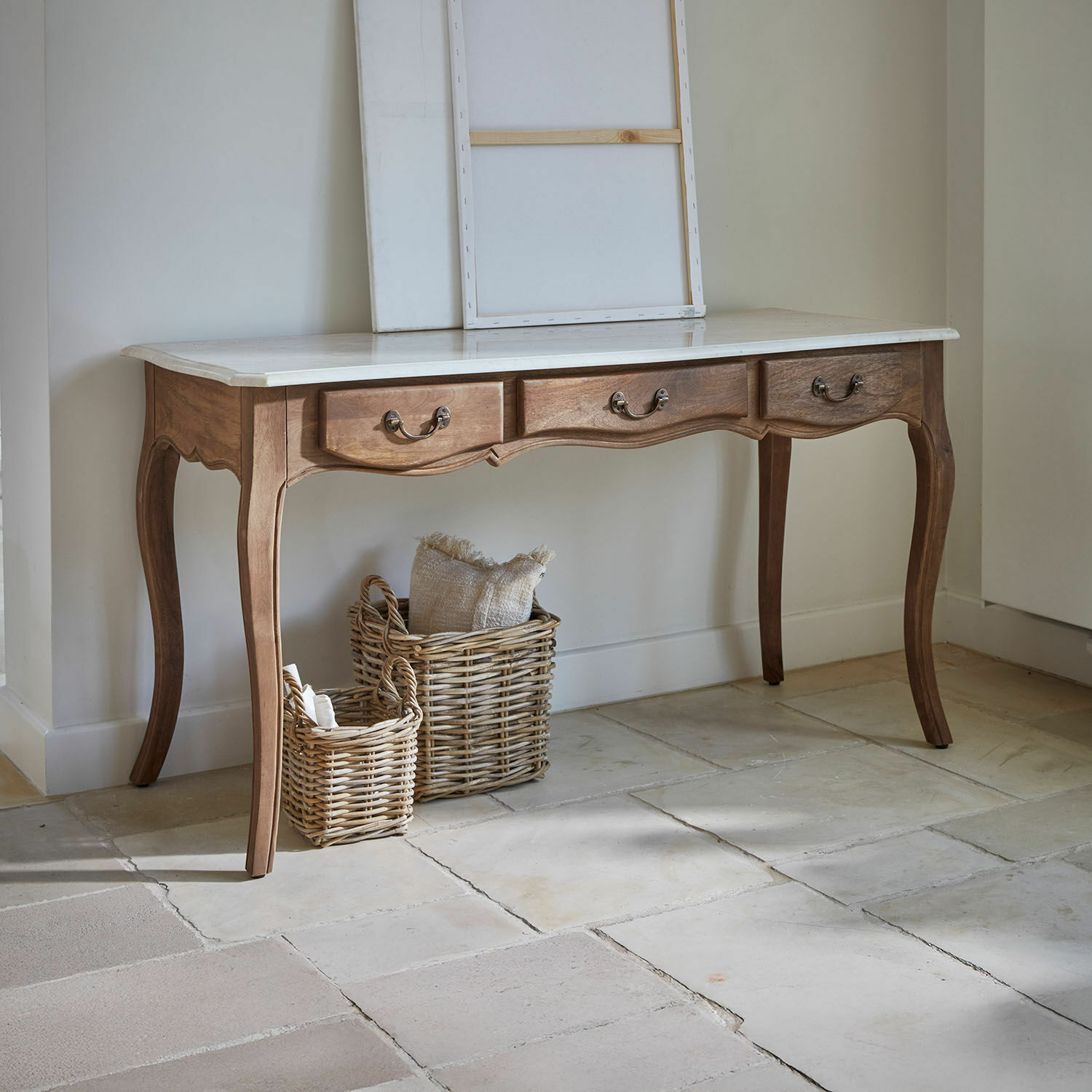 Schreibtisch Whittlesey Konsolentisch aus Holz mit weißer Marmorplatte und drei Schubladen im klassischen Design